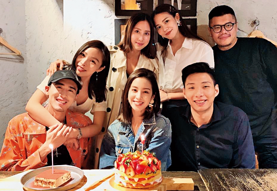 莫允雯（前排中）慶生，鍾秀鼐（前排右）也出席，而且就坐在C位旁，看得出兩人就是一對，戀情升溫很快。（翻攝自莫允雯IG）