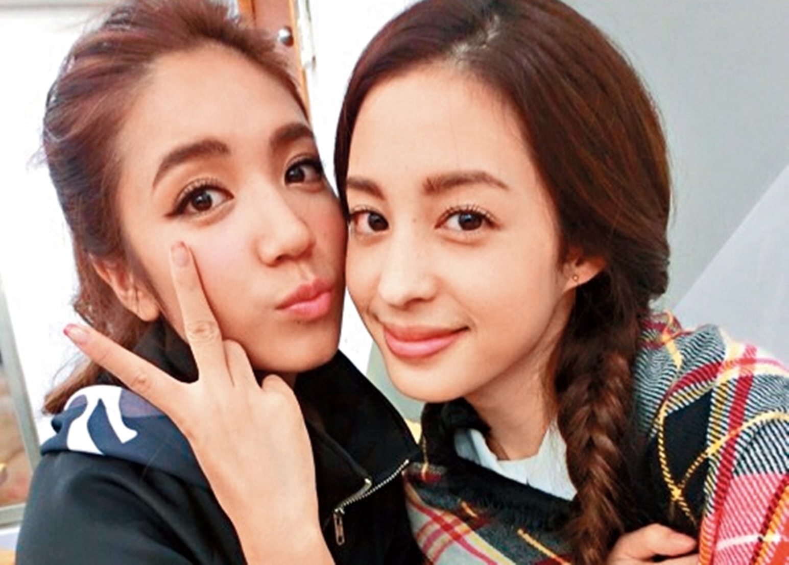 由於陳奕的關係，莫允雯（右）跟雷瑟琳（左）的關係回不去了，成了名副其實的翻臉閨密。（翻攝自雷瑟琳微博）