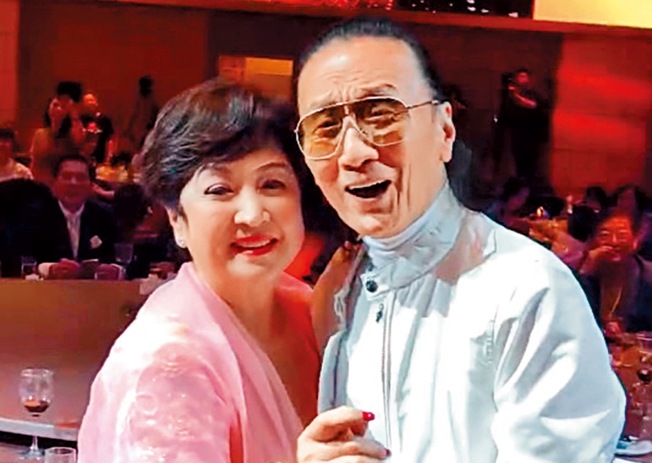 當年甄珍（左）被劉家昌硬是搶走而與謝賢（右）離婚，43年後兩人破冰，謝賢此次特地兩度來台力挺甄珍，兩人更在慈善晚宴翩翩起舞。（翻攝甄珍臉書）