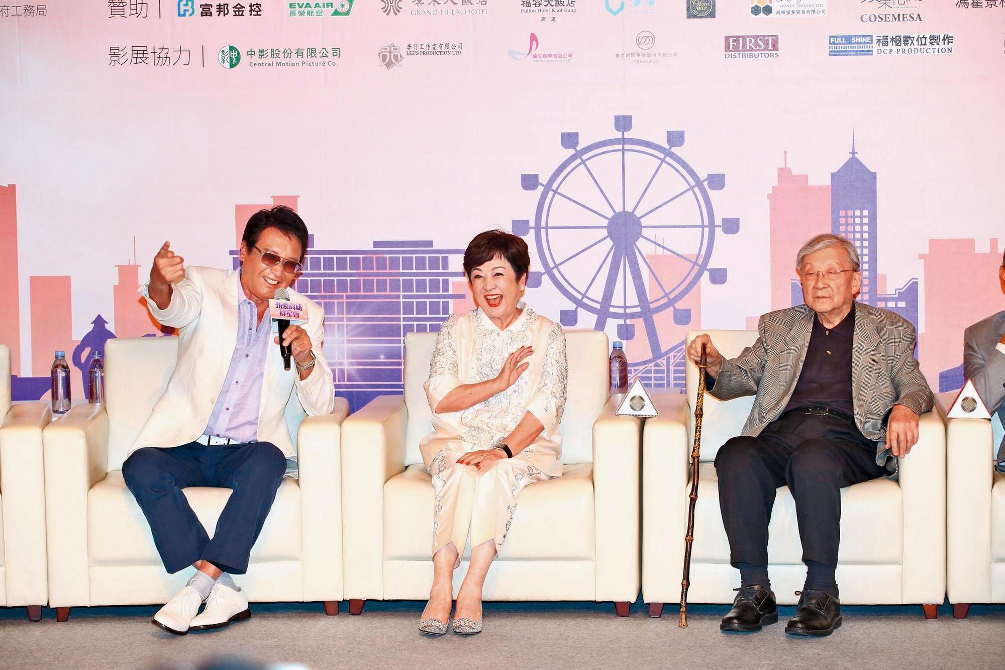 甄珍(右)人緣極佳,一聲號召,定居美國多年的秦祥林(左)就回台幫老友站台,兩人話當年好不開心。