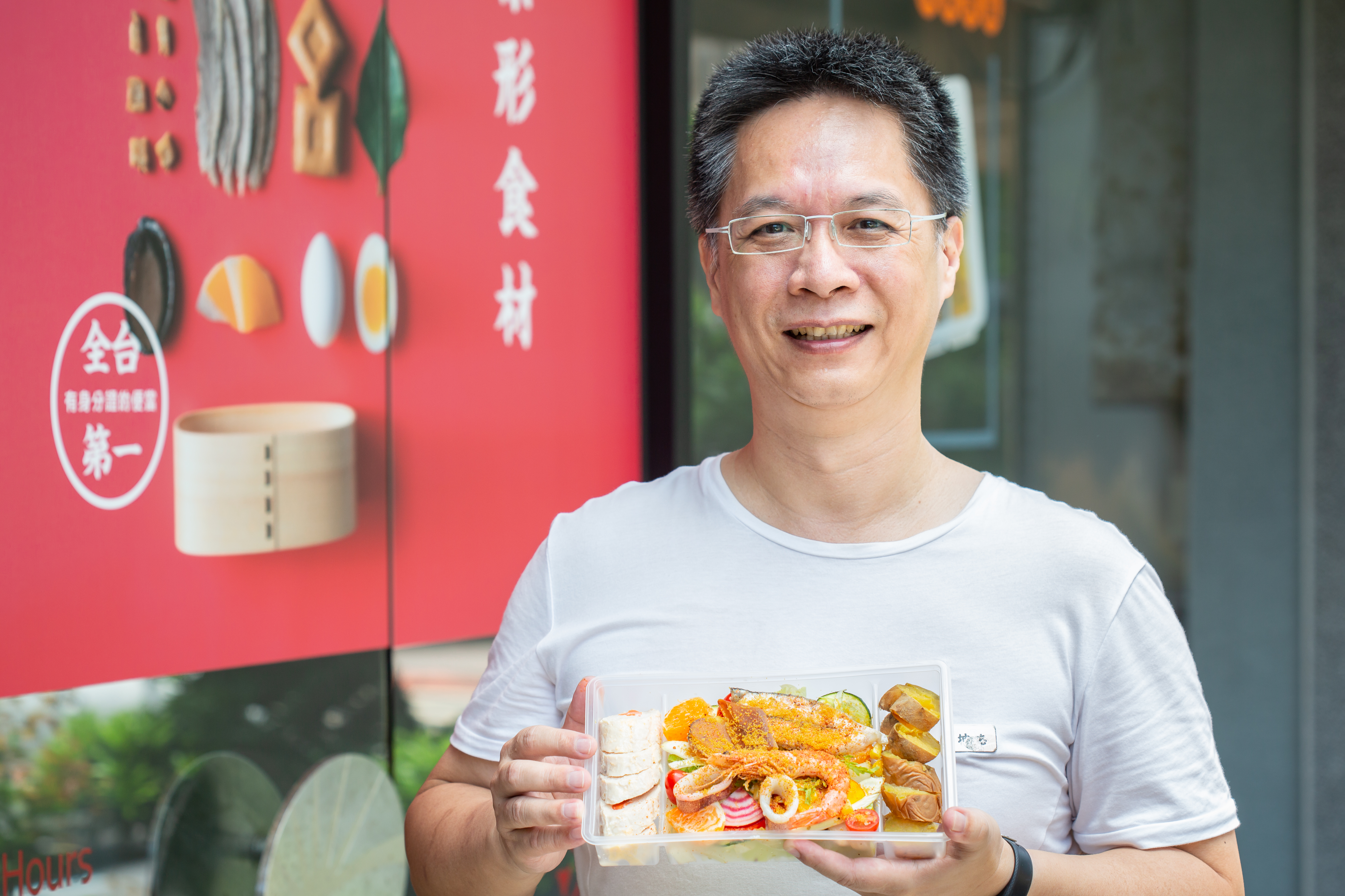 老闆鍾坤志不斷尋找好食材，平均每個月都會更換菜單。