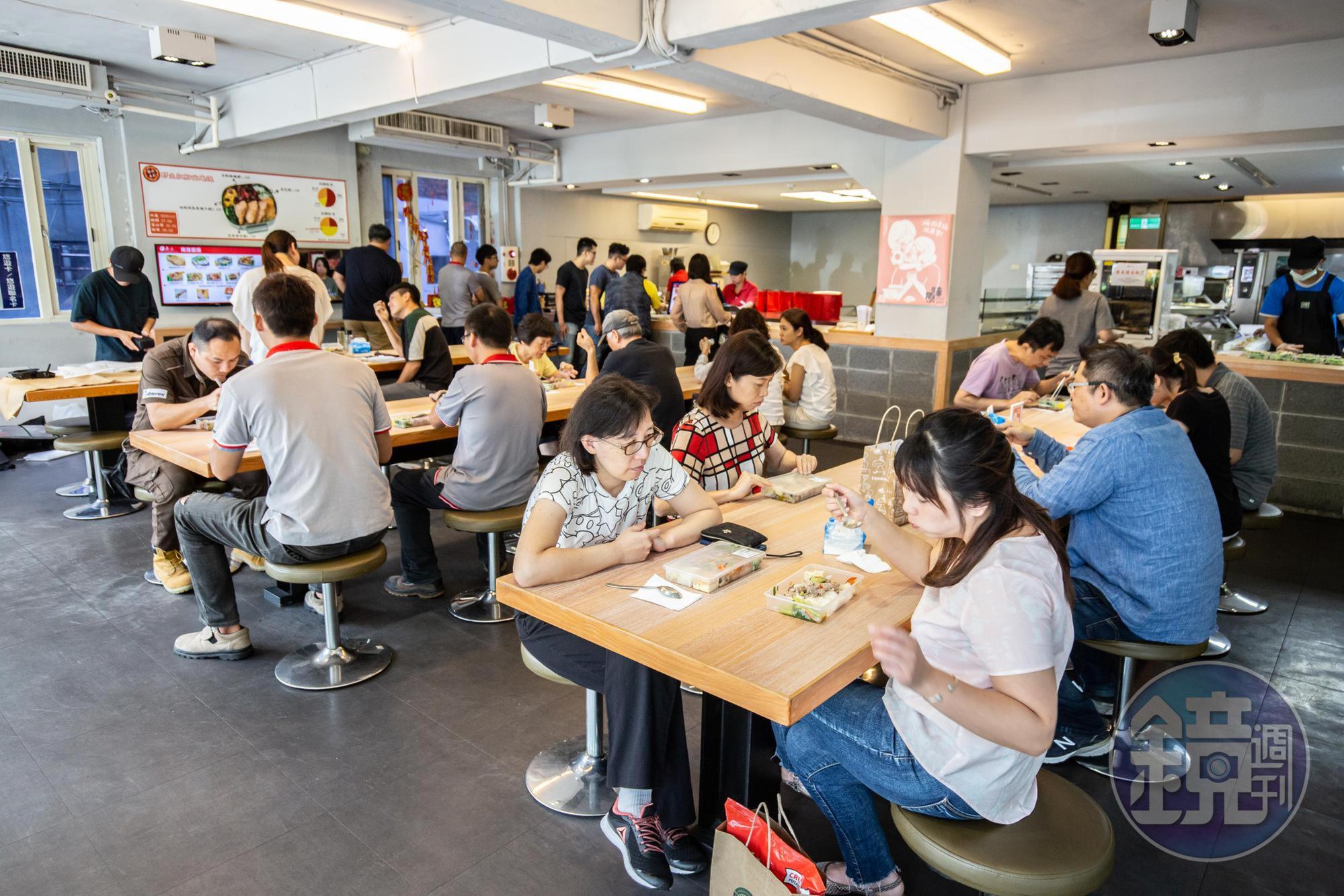 正午時間，附近上班族湧入用餐，生意相當好。