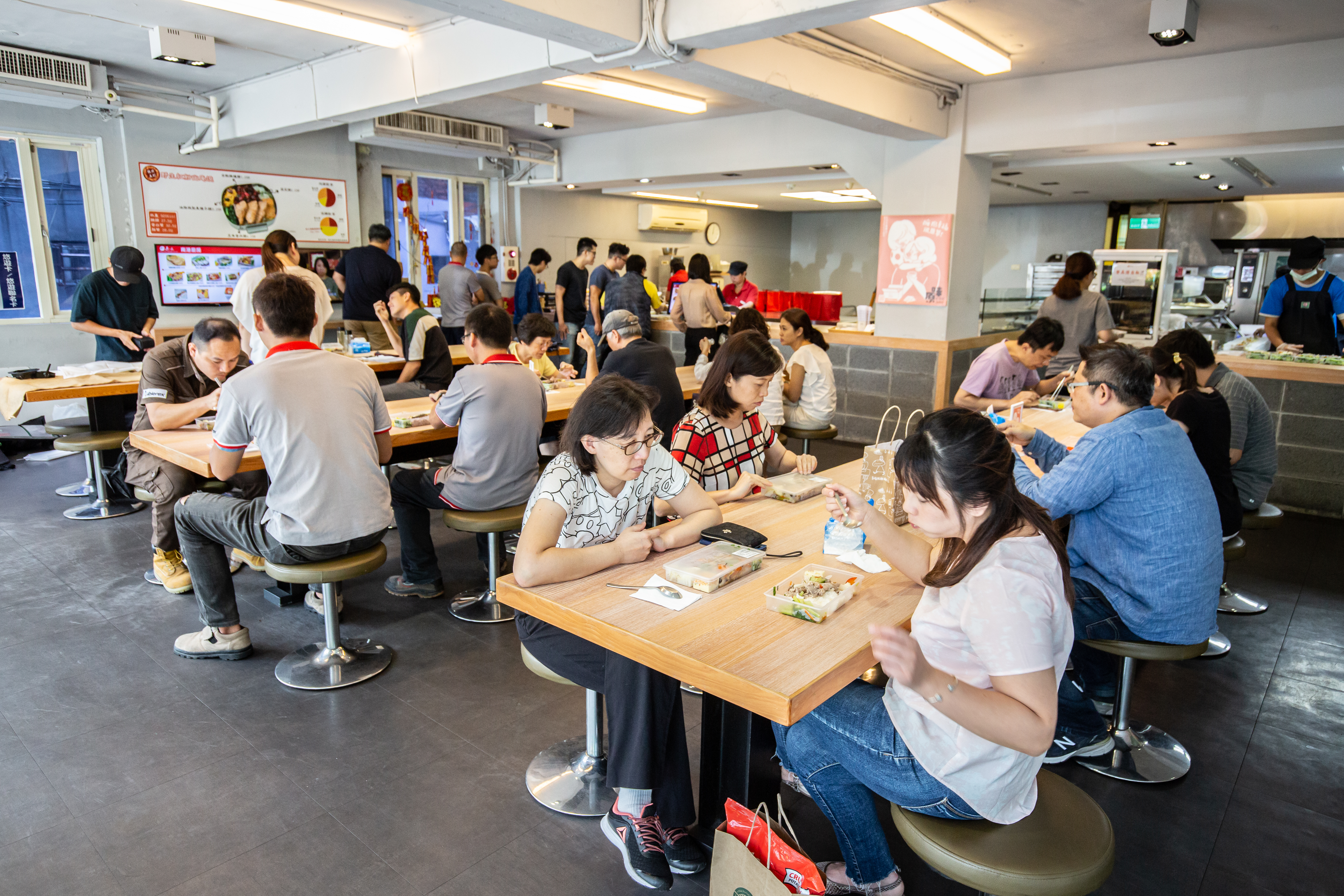 正午時間，附近上班族湧入用餐，生意相當好。