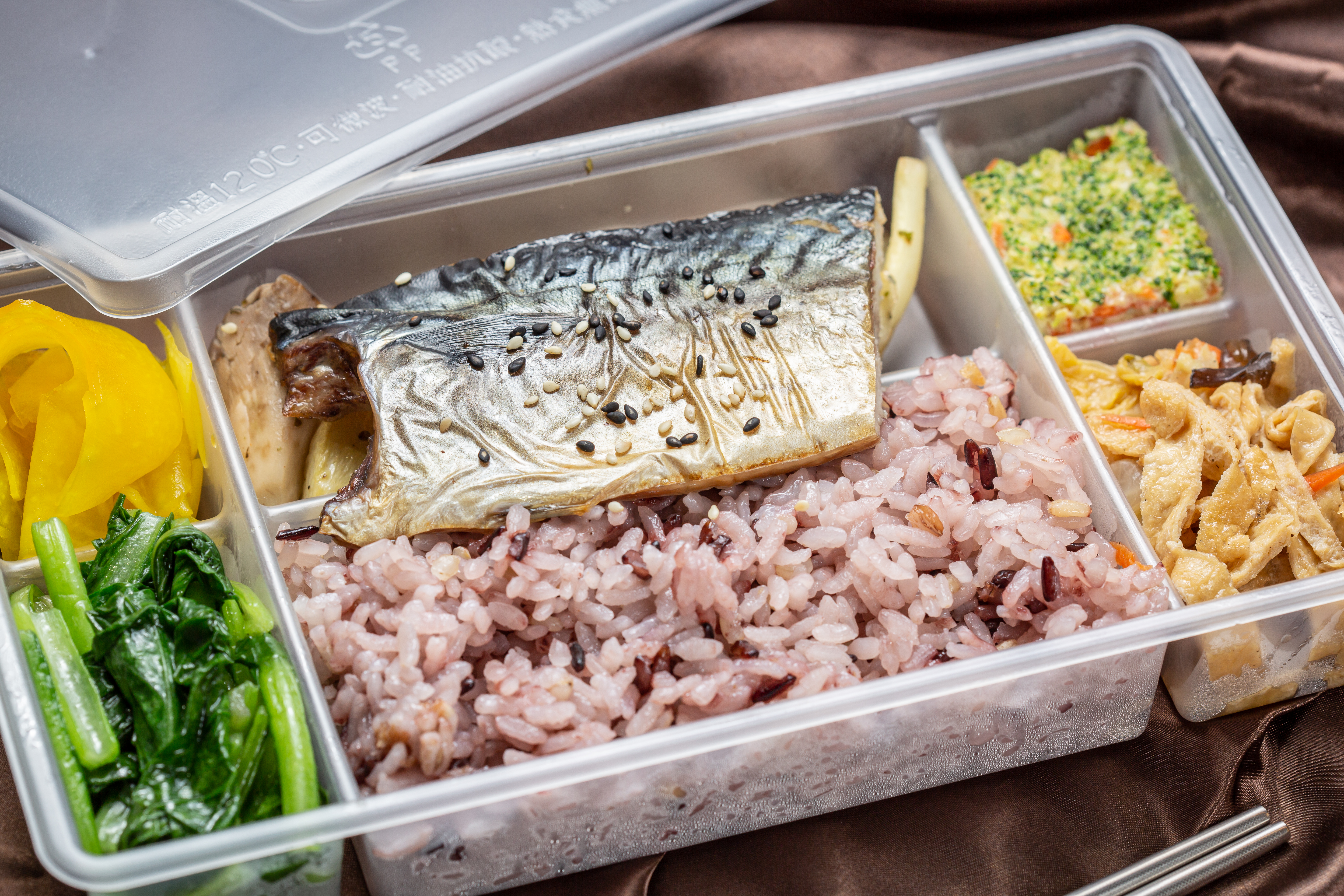 「薄鹽烤鯖魚」的魚肉不死鹹，主菜、配菜、米飯都有區隔開，互不擾味。（130元／份）