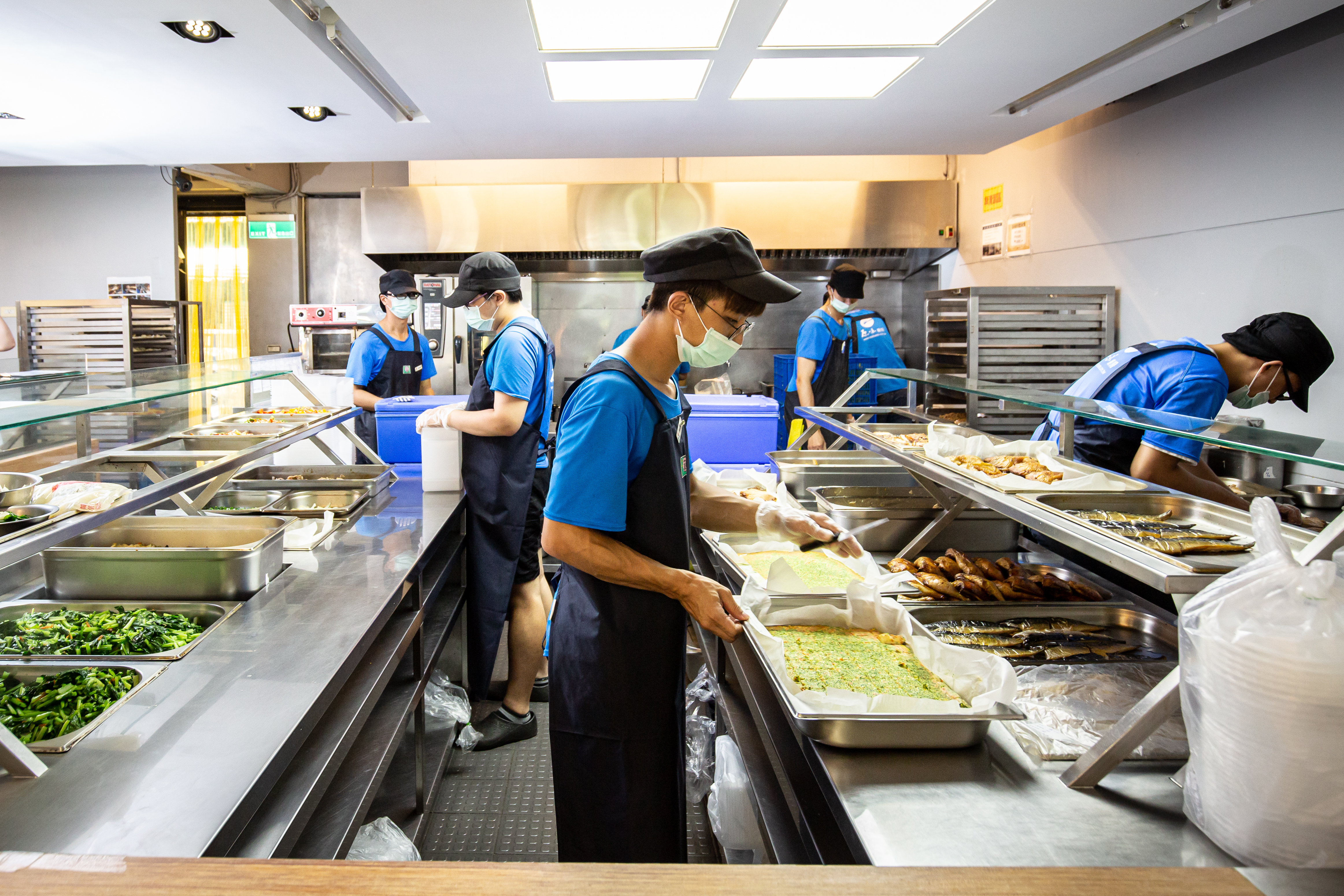「原味廚房」南港店一天能供應2,000個便當。