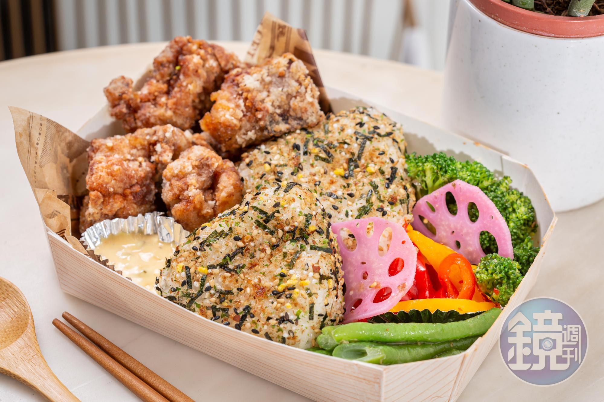 「炸雞飯糰」的炸雞外皮薄酥、肉嫩入味，裹著香鬆粉的飯糰，米粒軟硬適中，配菜清爽解膩。（200元／份）