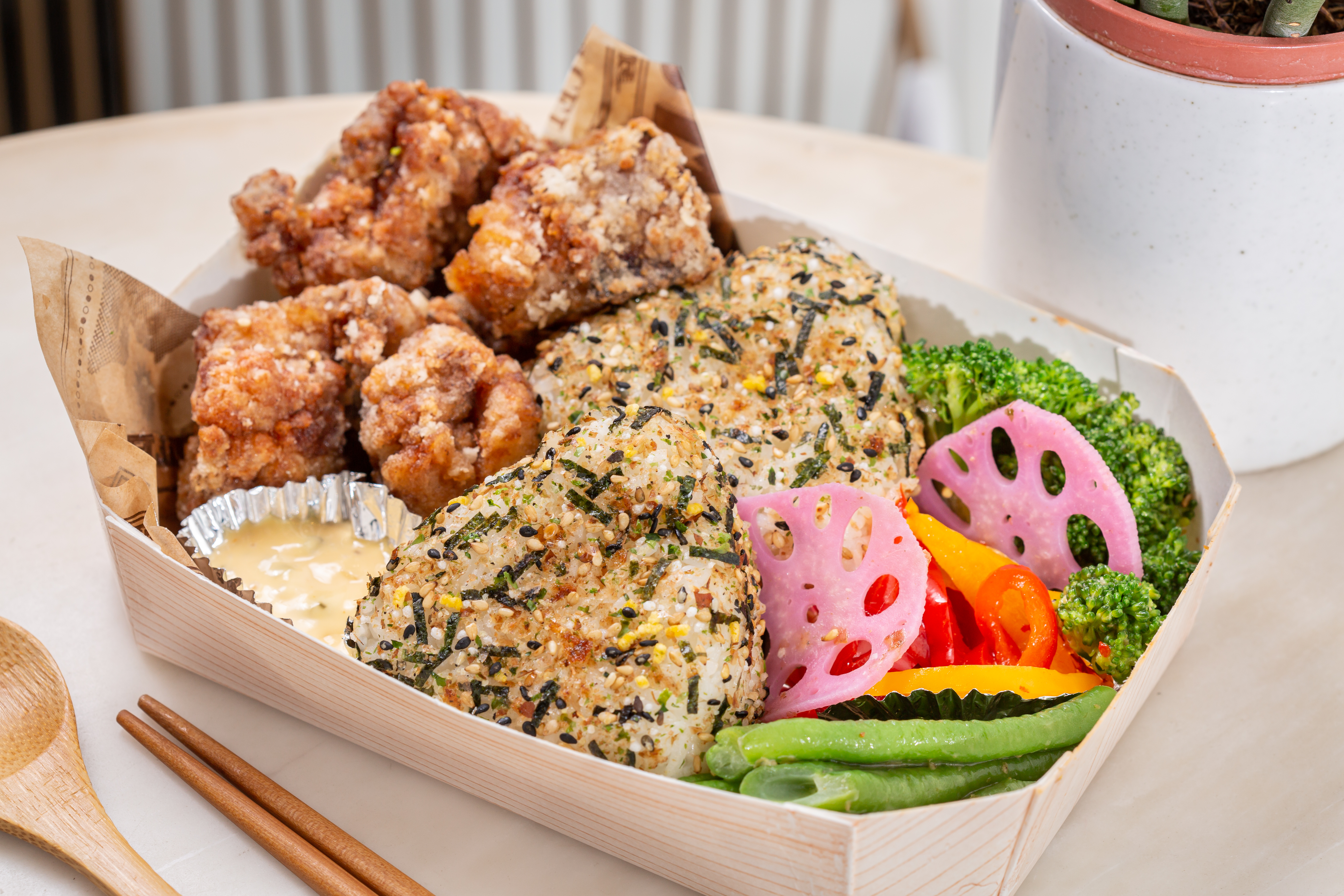 「炸雞飯糰」的炸雞外皮薄酥、肉嫩入味，裹著香鬆粉的飯糰，米粒軟硬適中，配菜清爽解膩。（200元／份）