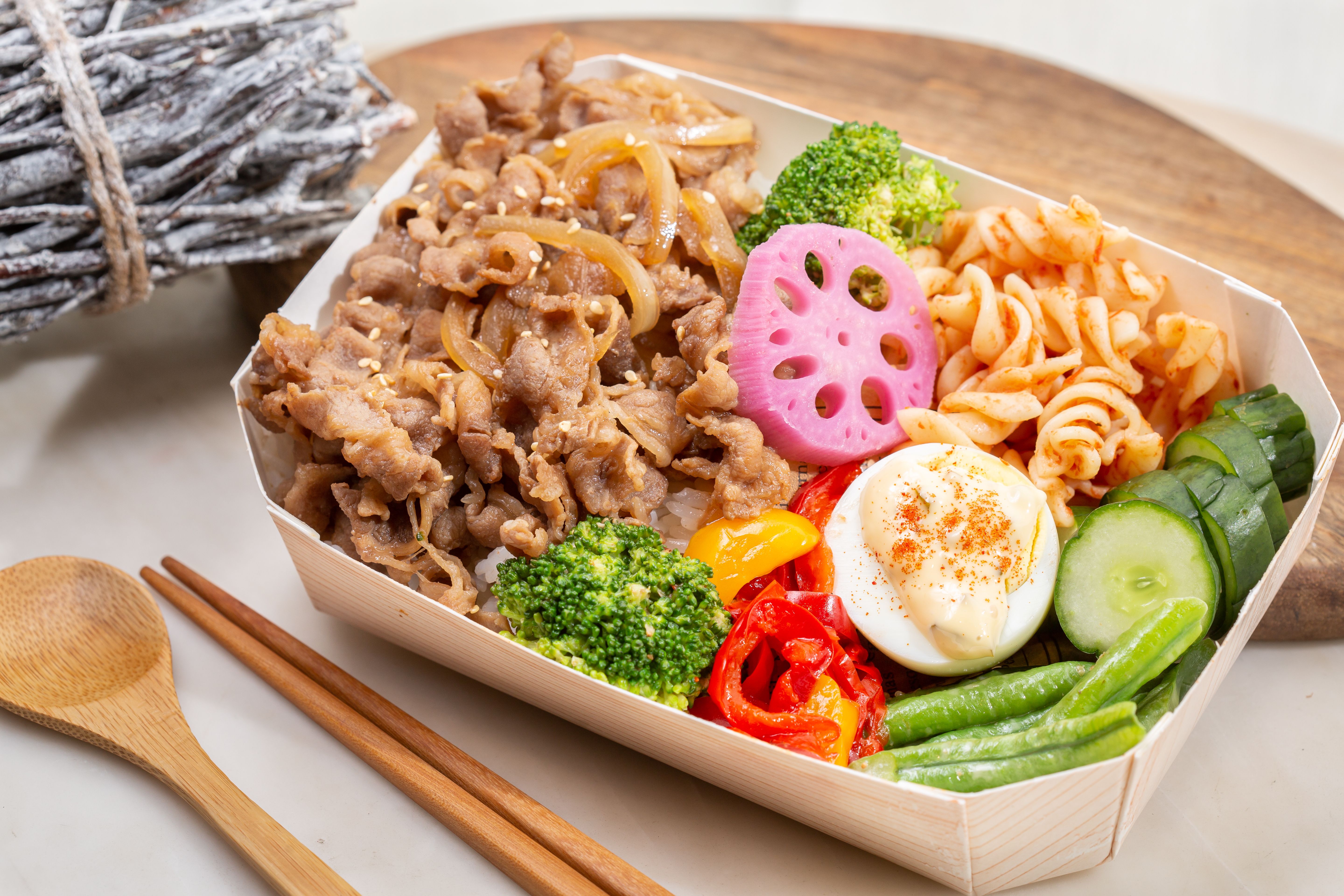 「醬燒牛肉」用壽喜燒煮法，吃得到洋蔥甜味。（180元／份）