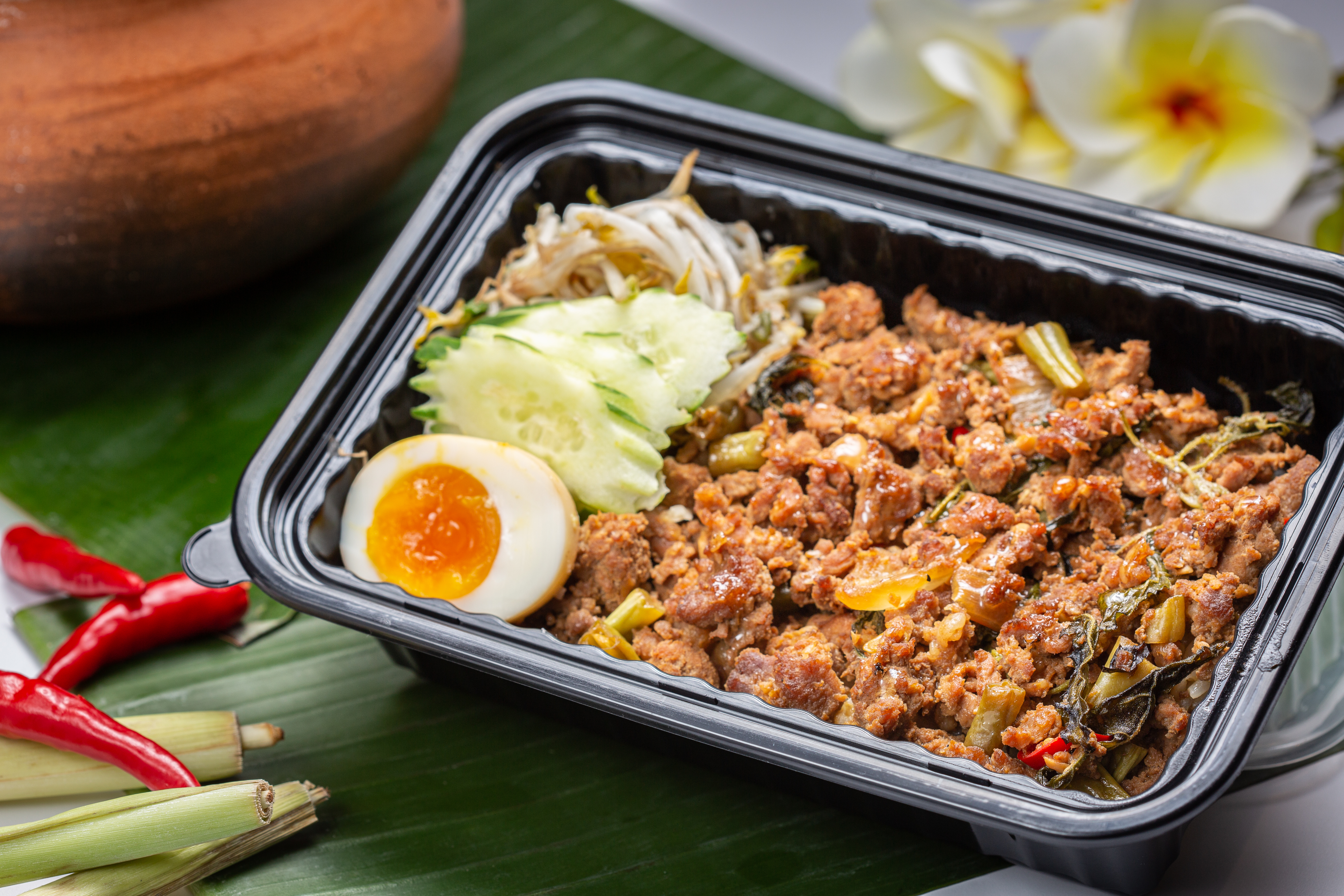 「莎瓦迪卡泰國菜」餐廳在平日午餐時段提供泰式口味的外帶便當。