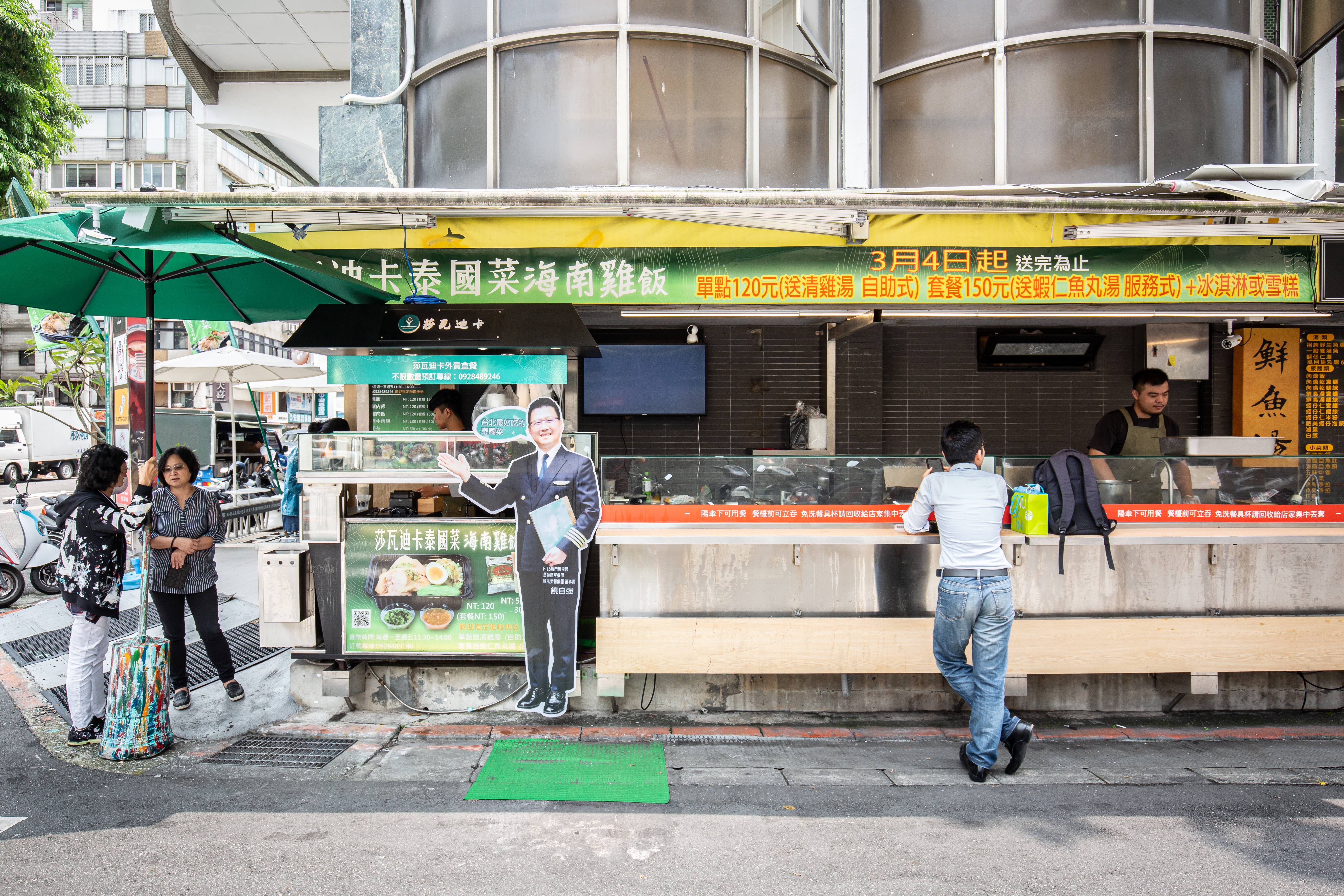 店家在「莎瓦迪卡泰國菜」餐廳的隔街另設外帶便當攤位。