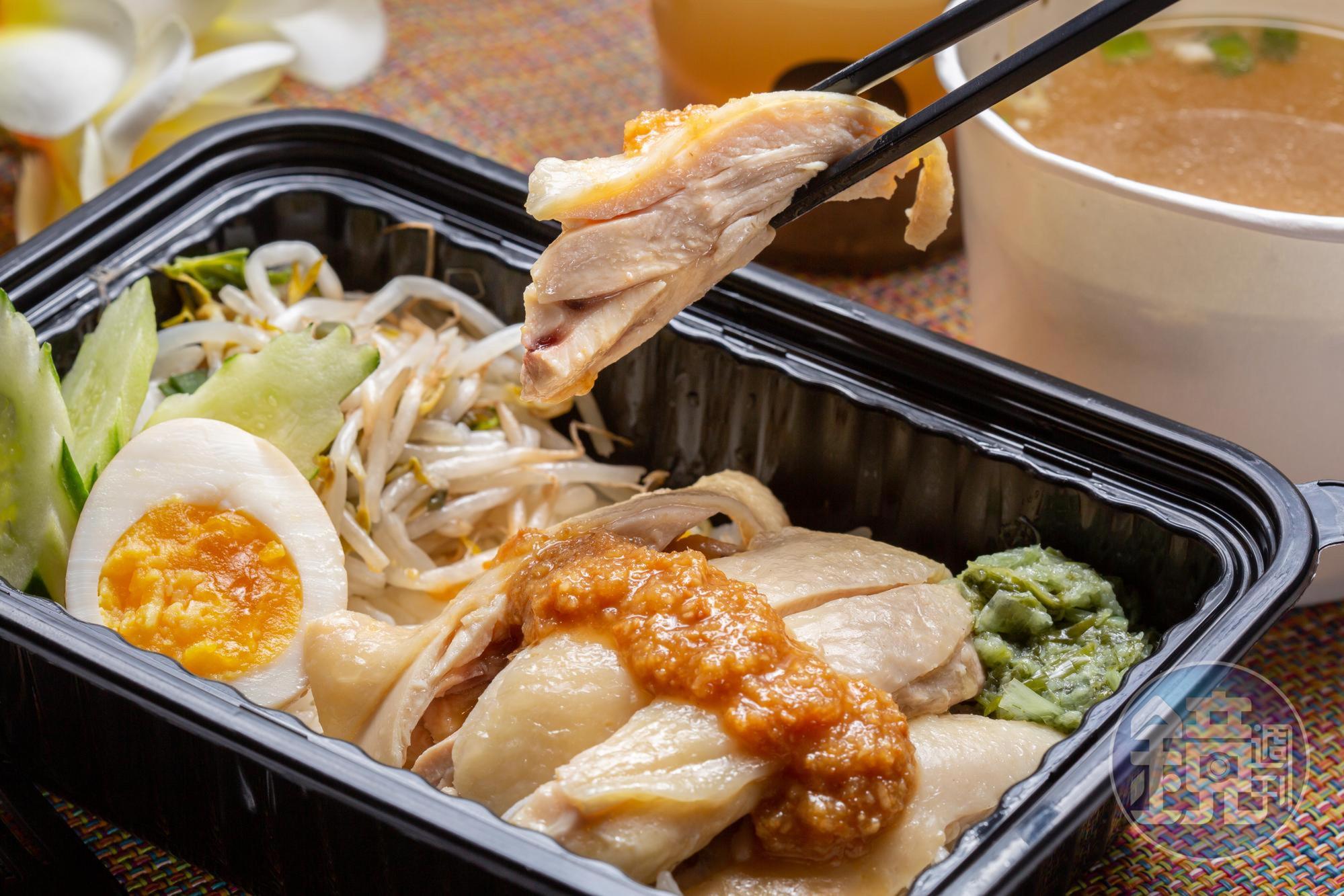 泰式的「海南雞飯」,雞肉滑嫩有味,紅醬酸辣下飯,綠醬能解肉膩,雞高湯煮成的泰國香米,飽實有Q度。(120元/份)