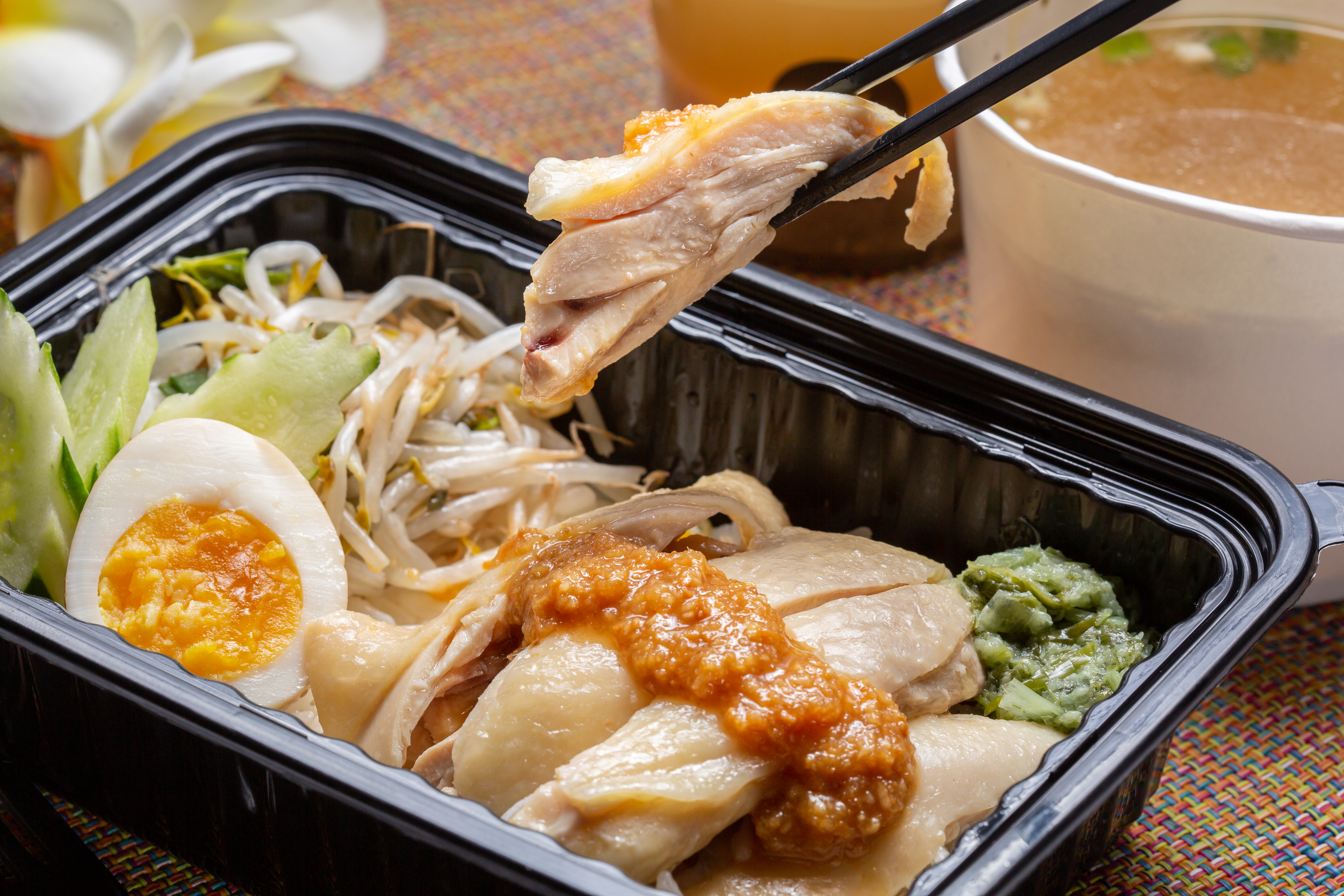 泰式的「海南雞飯」，雞肉滑嫩有味，紅醬酸辣下飯，綠醬能解肉膩，雞高湯煮成的泰國香米，飽實有Ｑ度。（120元／份）
