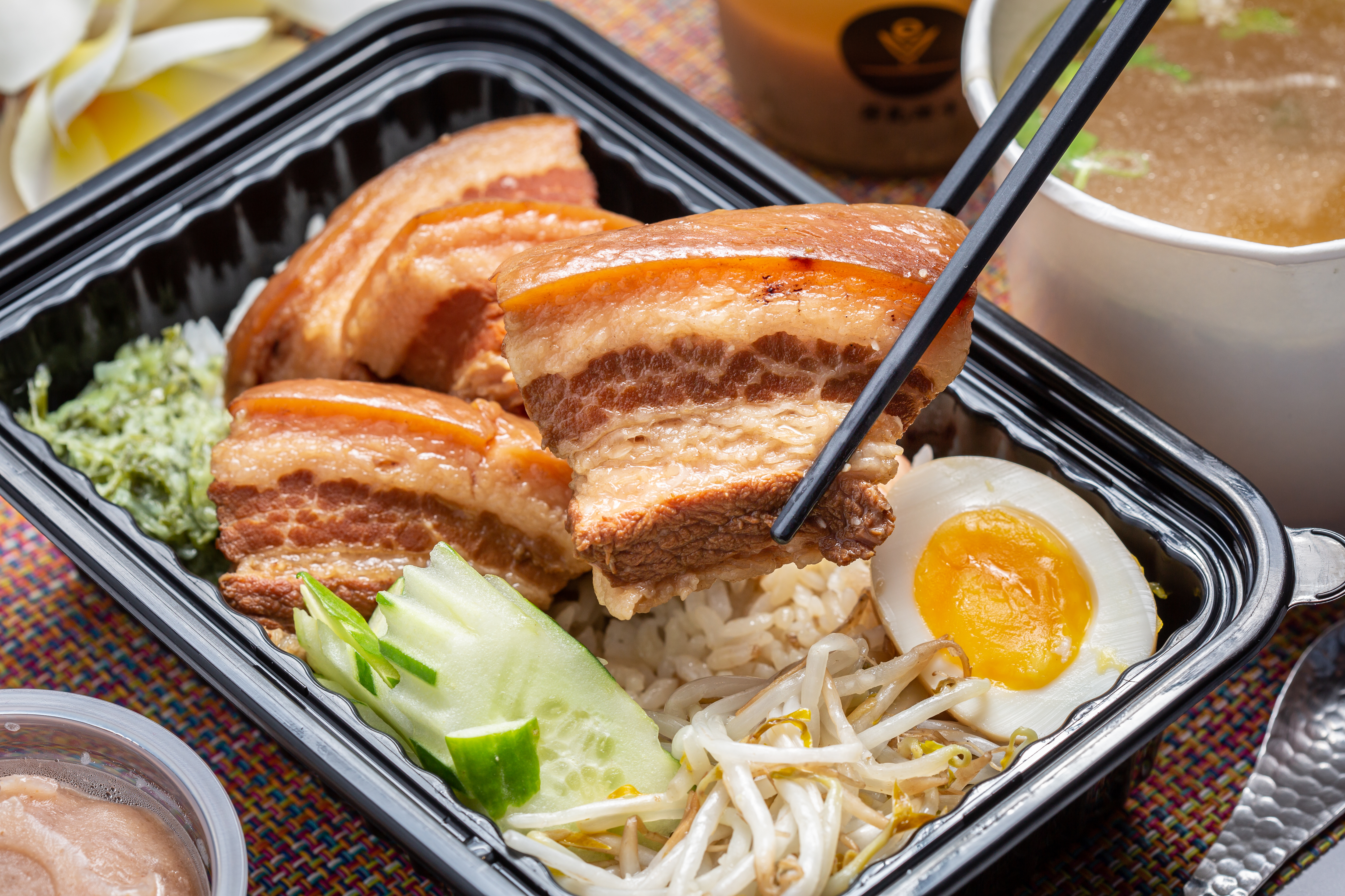 「老滷控肉飯」三層肉的油脂化口不膩，肉質嫩軟不柴，尾韻有辛香料氣味。（120元／份）