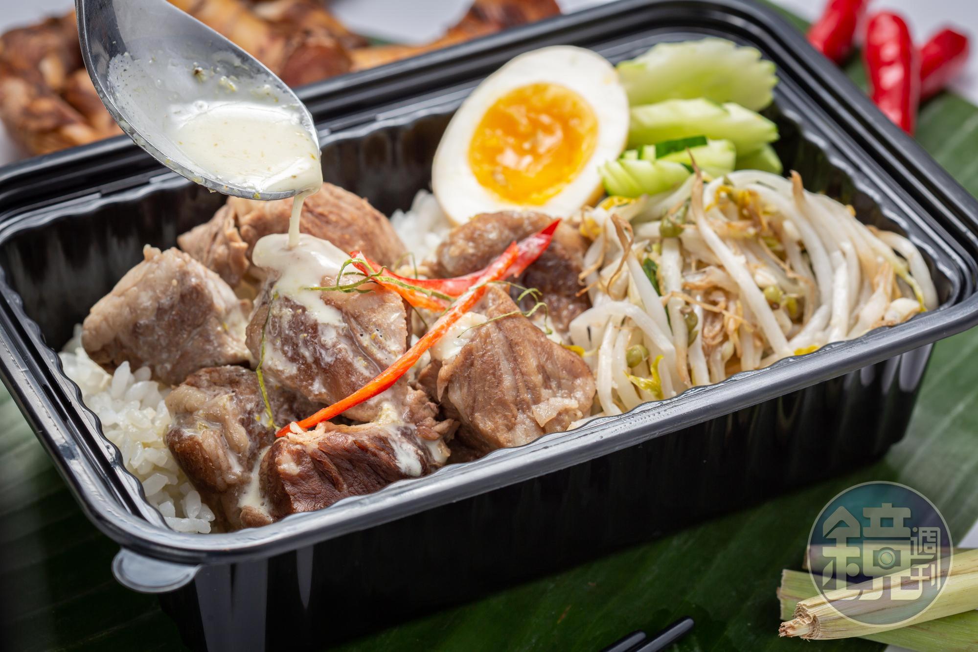 「綠咖哩牛肉飯」以綠辣椒和椰奶熬成的咖哩醬燉煮美國牛肋條,辛辣有嚼勁。(180元/份)