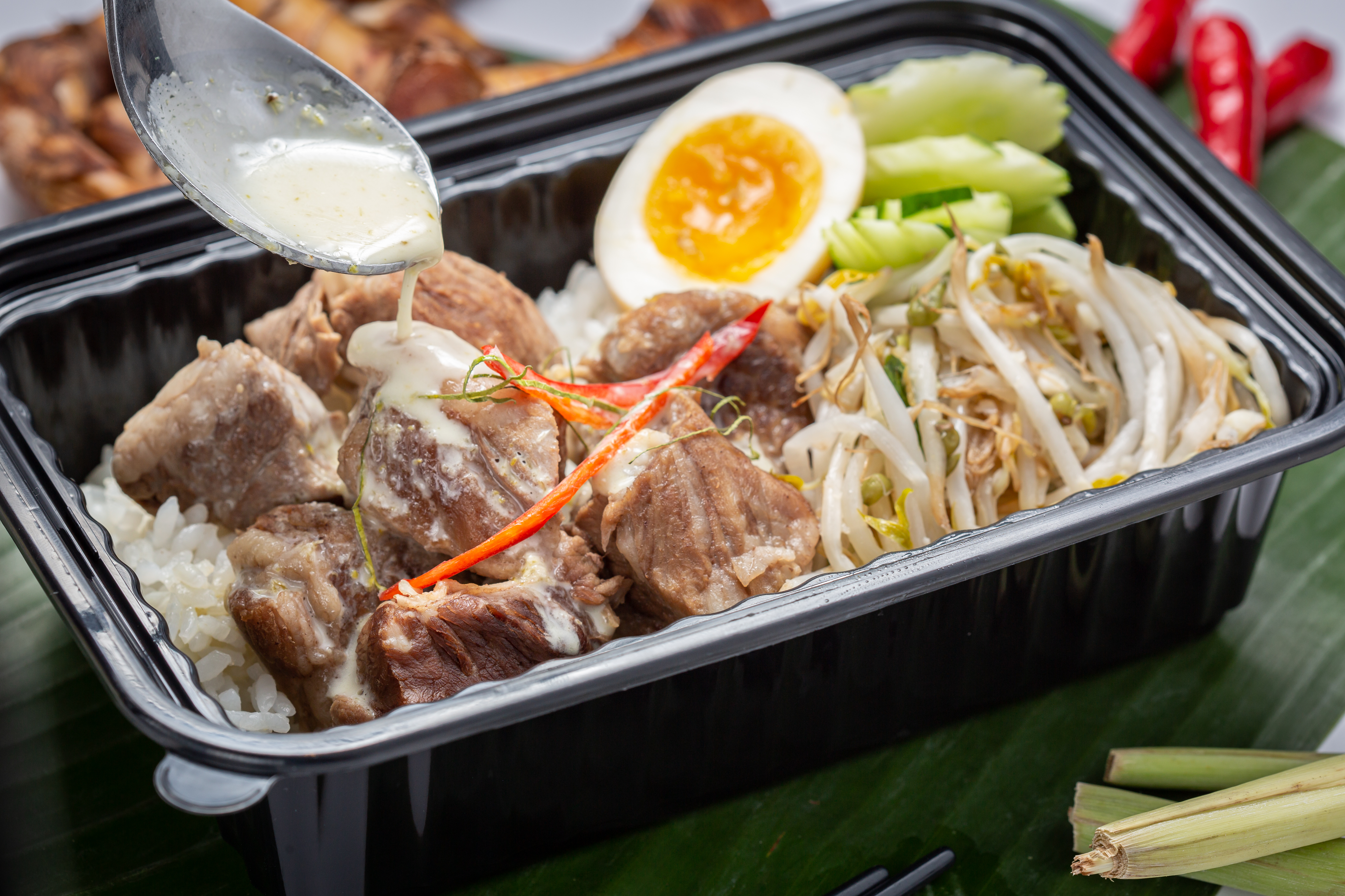 「綠咖哩牛肉飯」以綠辣椒和椰奶熬成的咖哩醬燉煮美國牛肋條，辛辣有嚼勁。（180元／份）