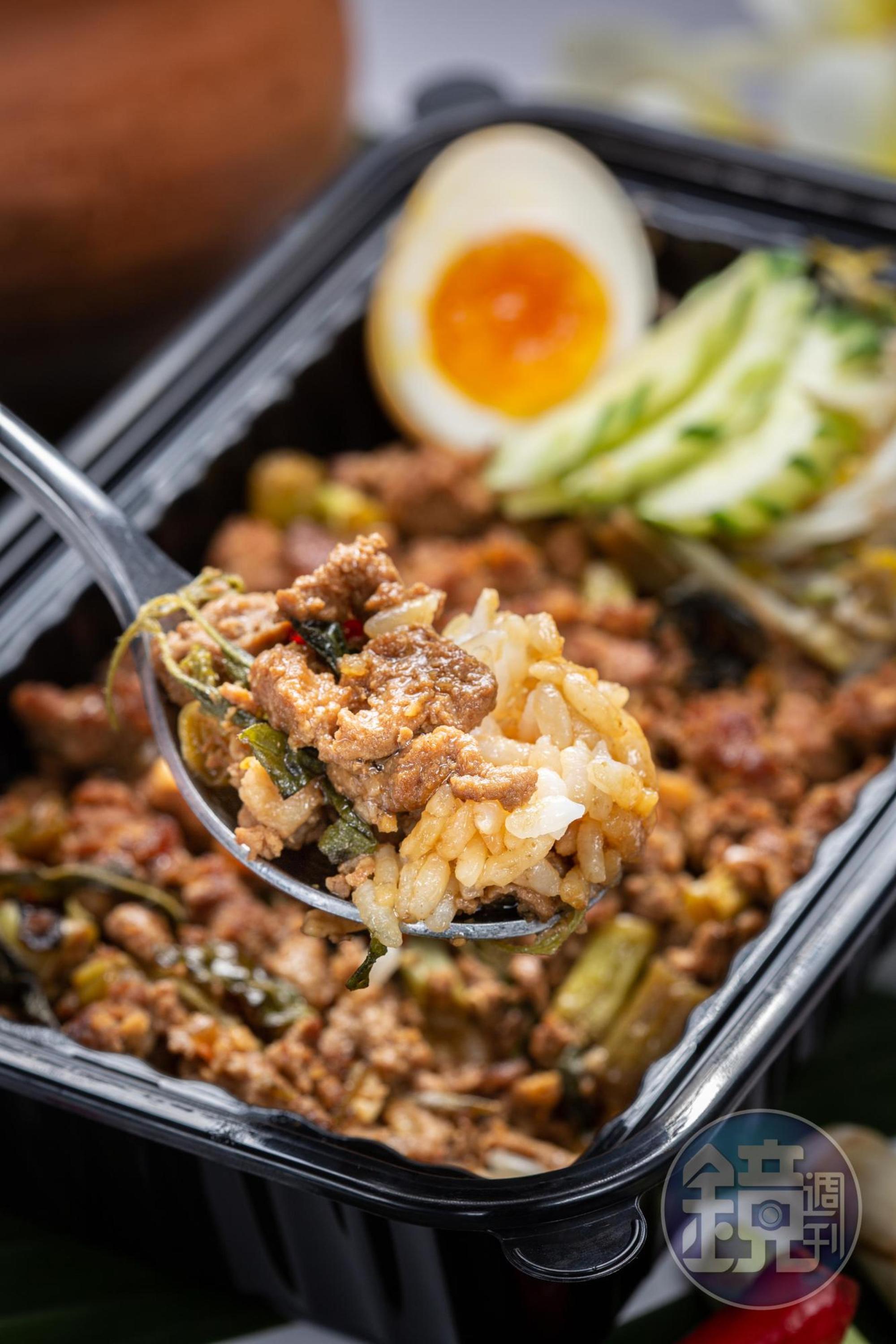「打拋豬肉飯」用比較有嚼感的肉塊取代肉末,再加打拋葉、辣椒、四季豆一起爆炒,辣香配飯。(120元/份)