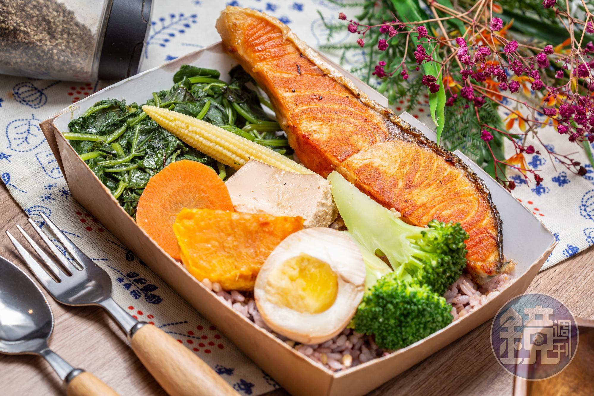 「鮭魚輕便當」魚肉香嫩,蔬菜保有甜味,半熟溏心蛋吃得到膏稠蛋黃,十穀飯香Q,分量很足。(170元/份)