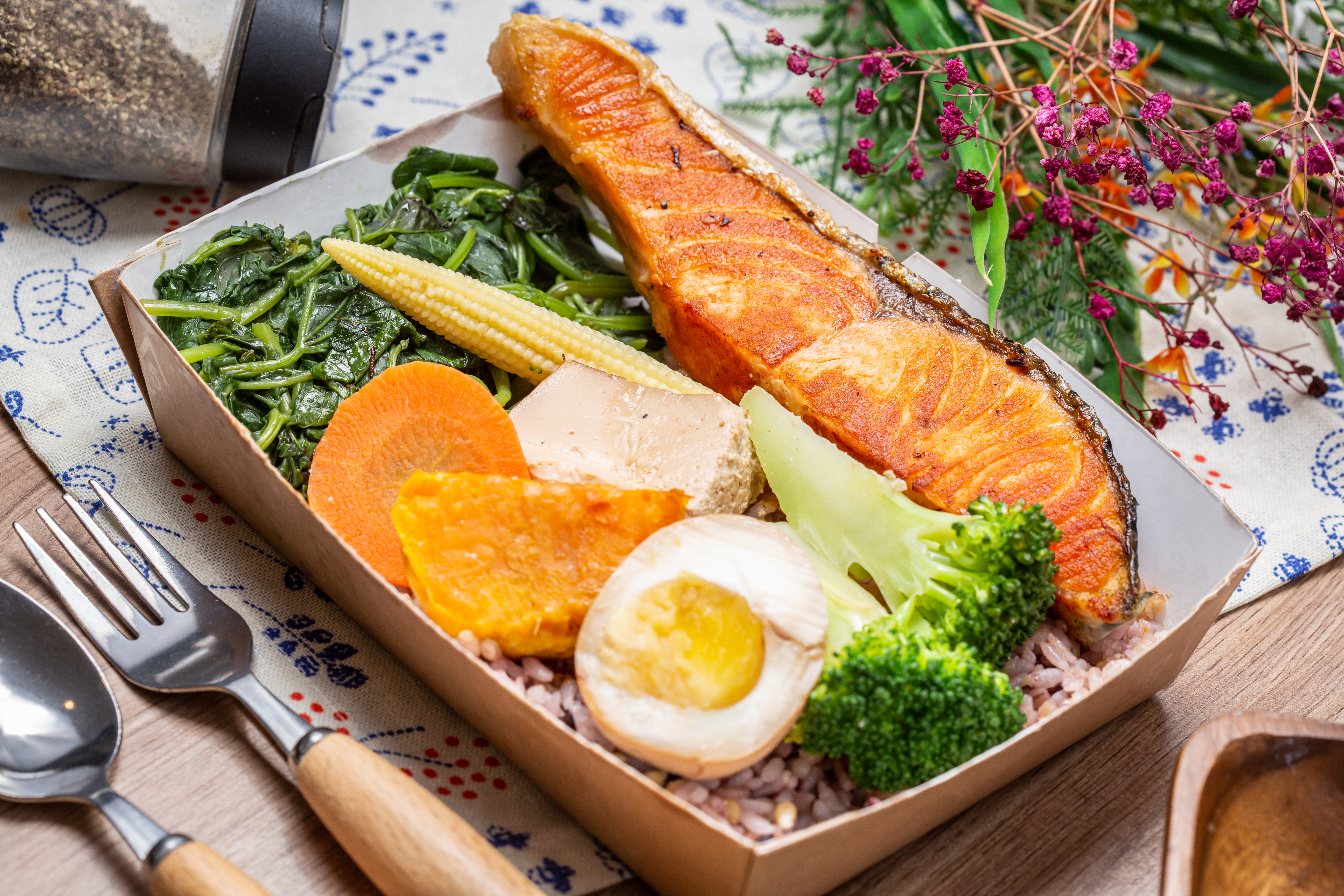 「鮭魚輕便當」魚肉香嫩,蔬菜保有甜味,半熟溏心蛋吃得到膏稠蛋黃,十穀飯香Q,分量很足。(170元/份)