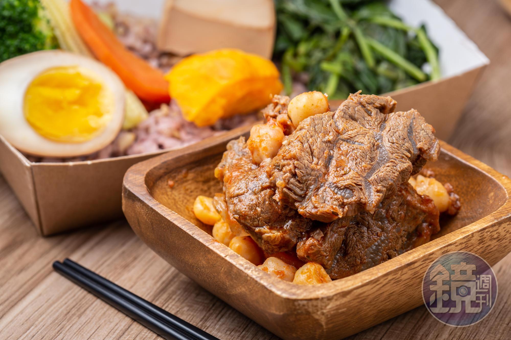 「番茄燉牛肉便當」用奧勒岡、月桂葉、番茄醬燉滷牛腱2小時,肉質有嚼勁,香料味濃郁。(160元/份)