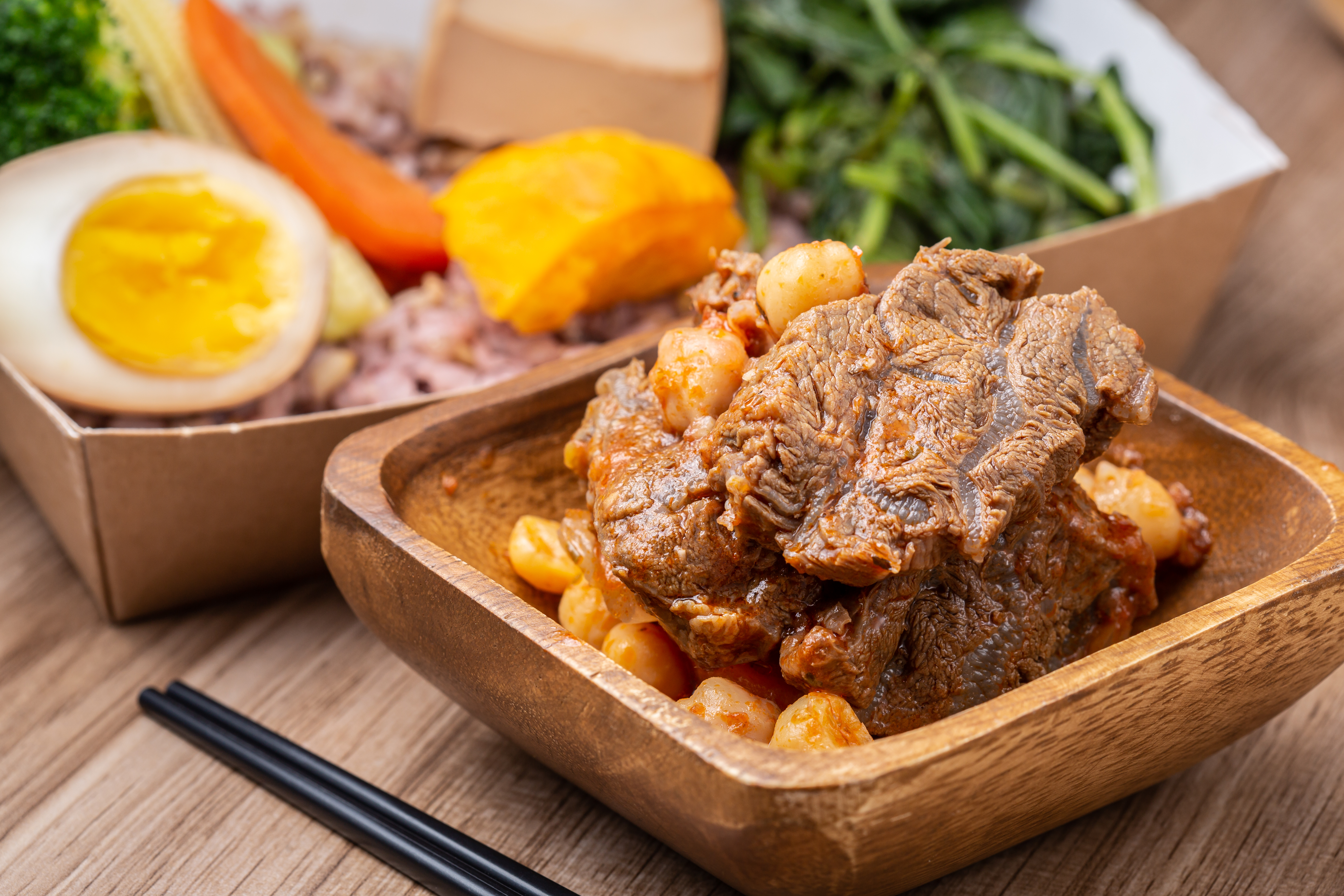 「番茄燉牛肉便當」用奧勒岡、月桂葉、番茄醬燉滷牛腱2小時,肉質有嚼勁,香料味濃郁。(160元/份)