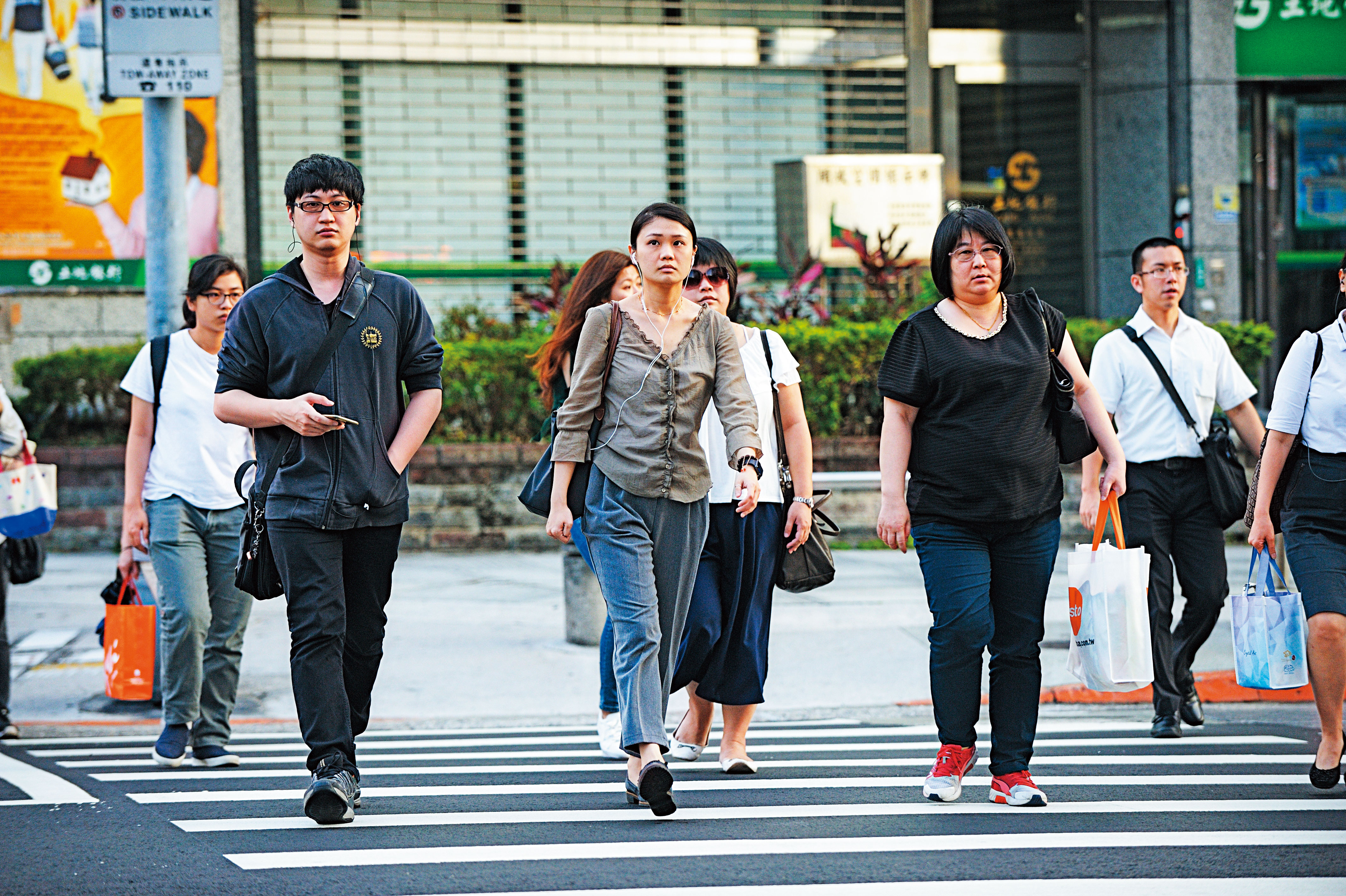 貧富差距拉大，基層人員加薪是政治正確的世界潮流。