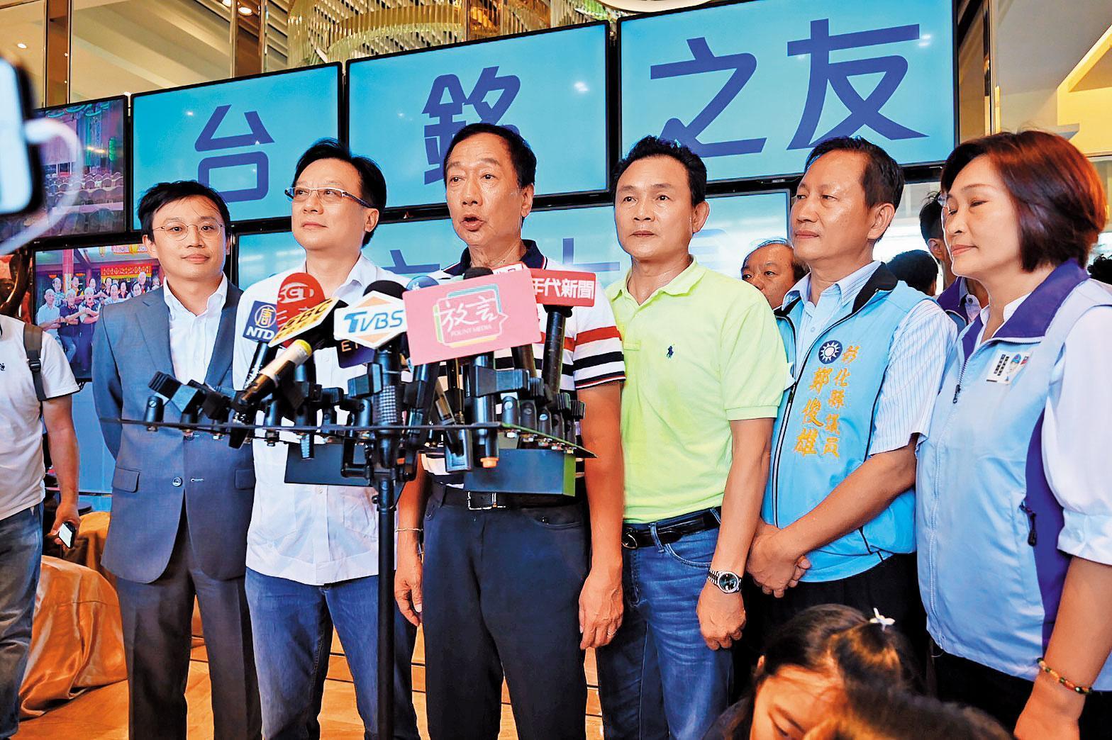 郭台銘(左3)初選落敗後,空戰仍持續布局,甚至策劃到八月中。(郭台鉻辦公室提供)