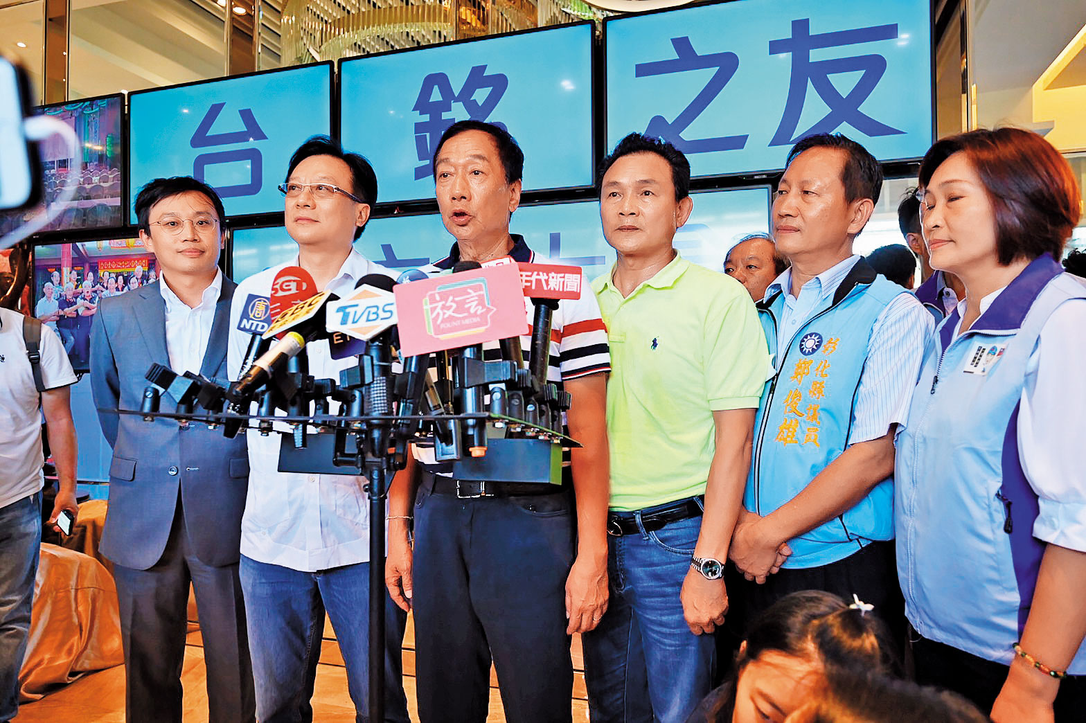 郭台銘（左3）初選落敗後，空戰仍持續布局，甚至策劃到八月中。（郭台鉻辦公室提供）