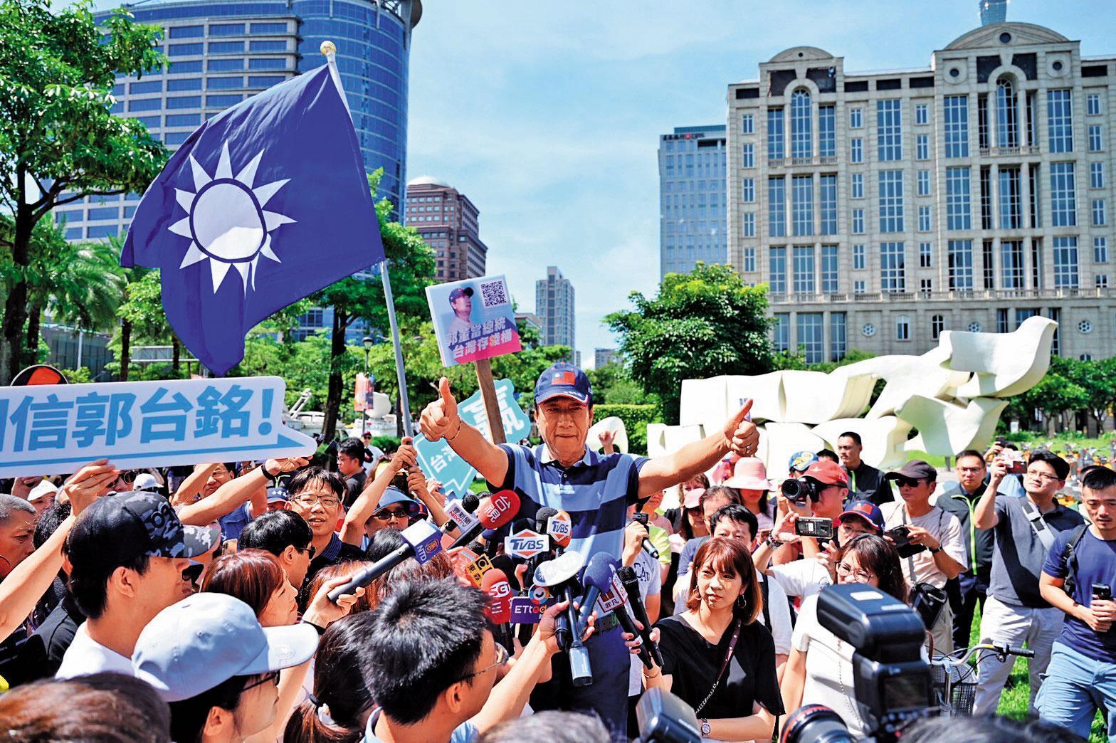 郭台銘拚老命投入初選卻慘敗,但並未表態挺韓,下一步動向引人關注。(郭台鉻辦公室提供)