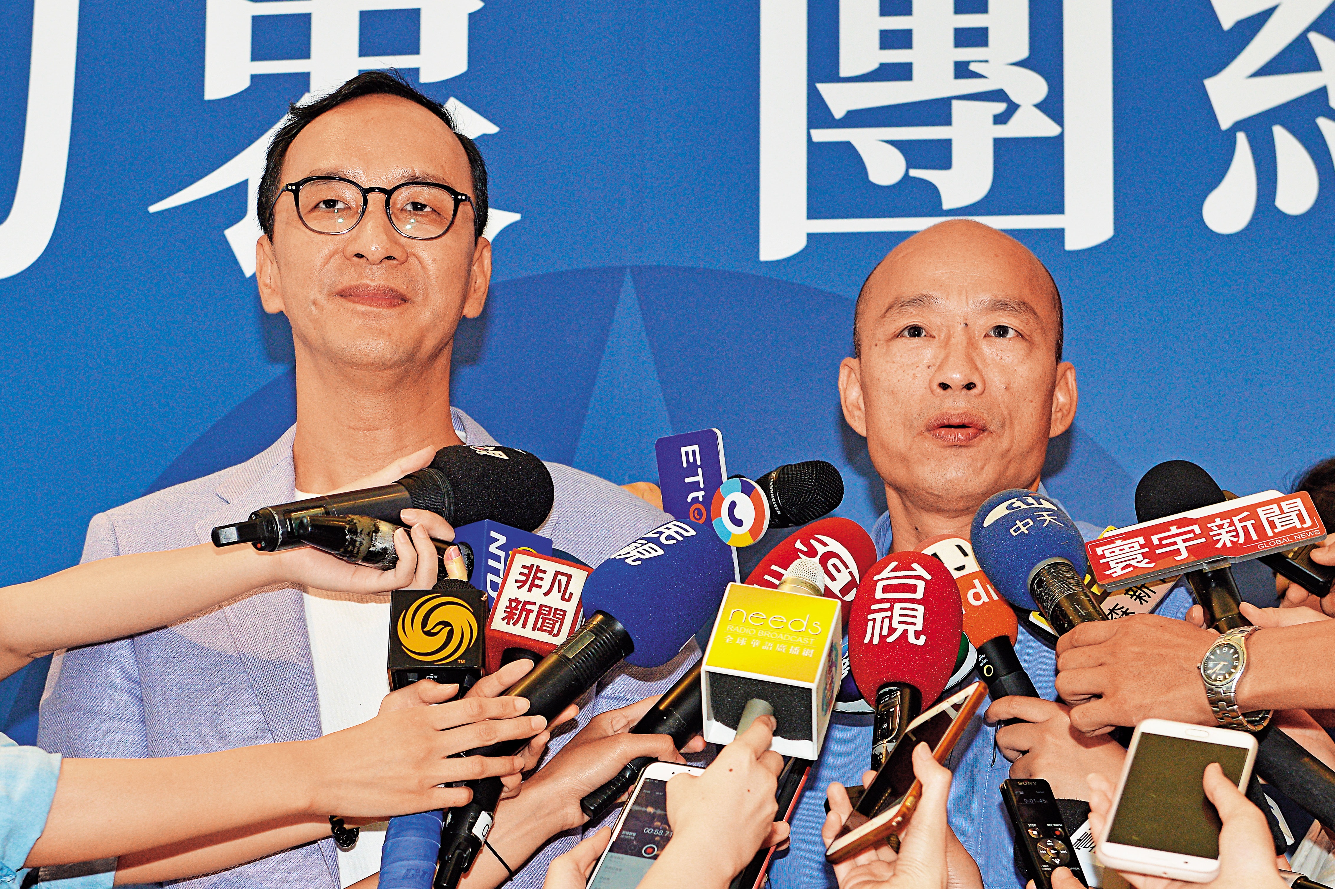 韓國瑜（右）在通過初選後，立刻登門拜訪朱立倫，願與朱組成金牌聯盟。