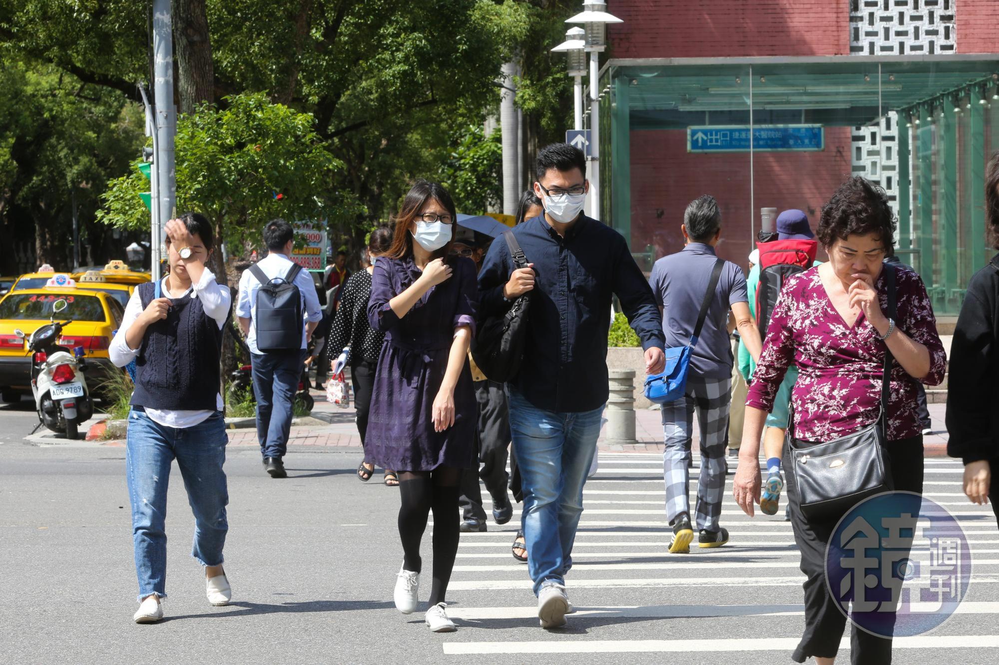 中央氣象局針對全台17縣市發布高溫資訊,包括雙北、花東、高雄,易出現36度以上高溫。