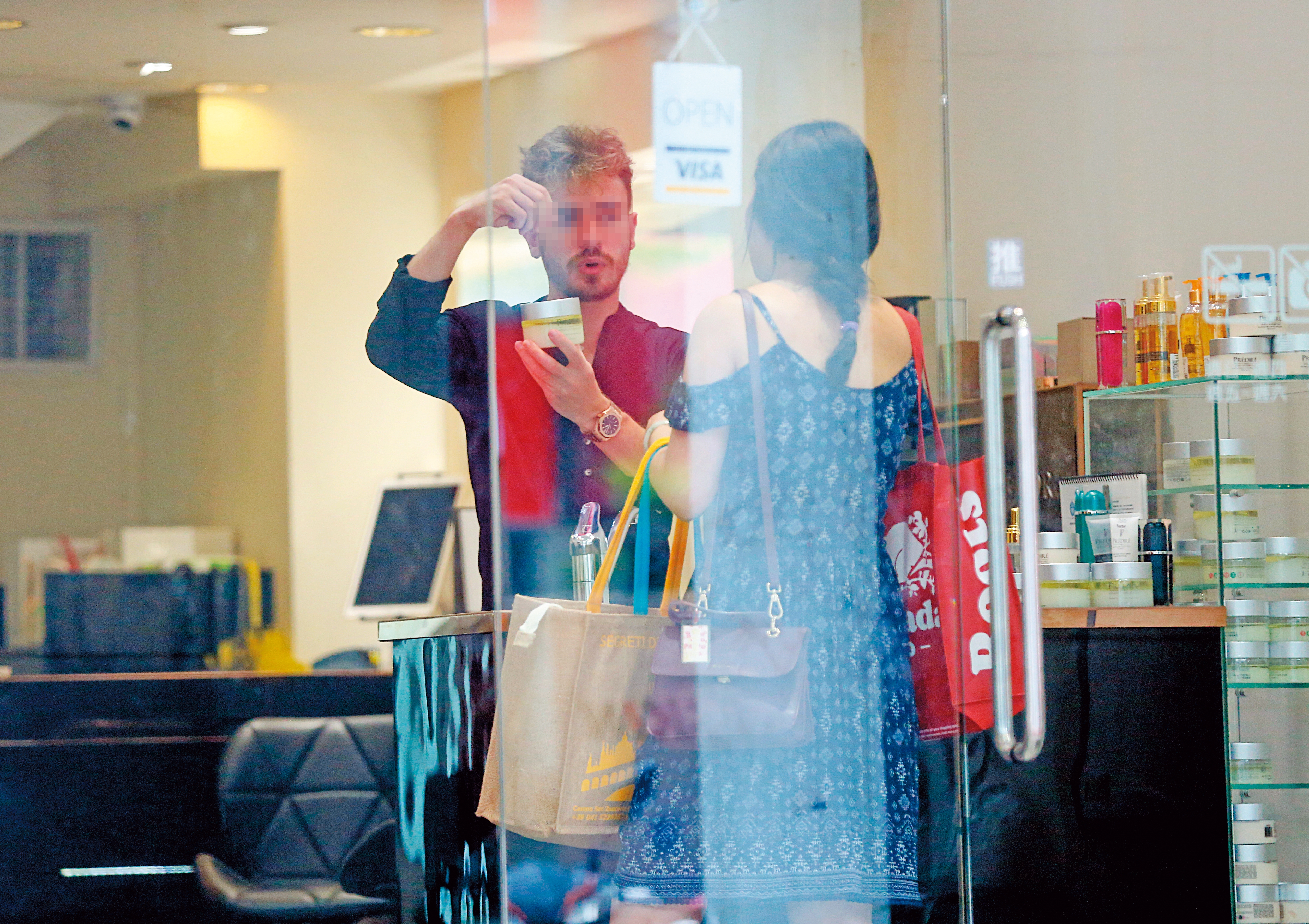 自稱股東的外籍型男，在美妝店內向女性消費者推銷產品。