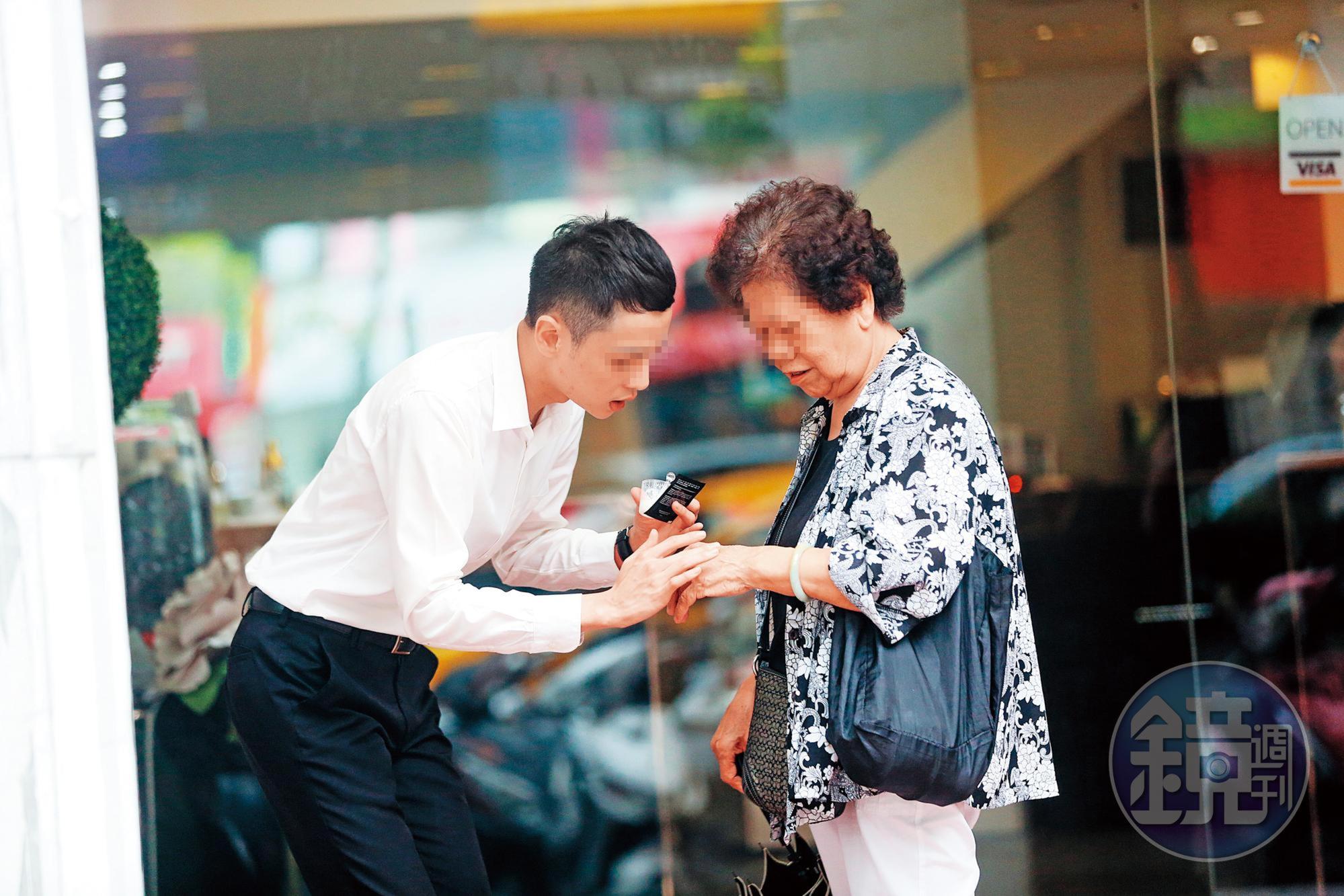 美妝店的男店員在路邊攬客，直接把保養品塗抹在路過的婦人手上。