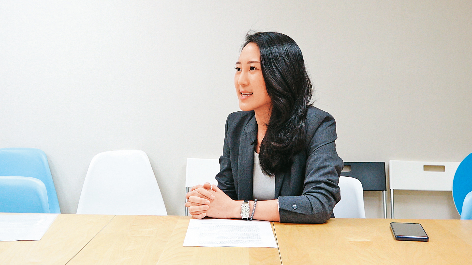 台北市議員耿葳接受民眾陳情，並協助遭外籍型男性騷擾的受害人報警。
