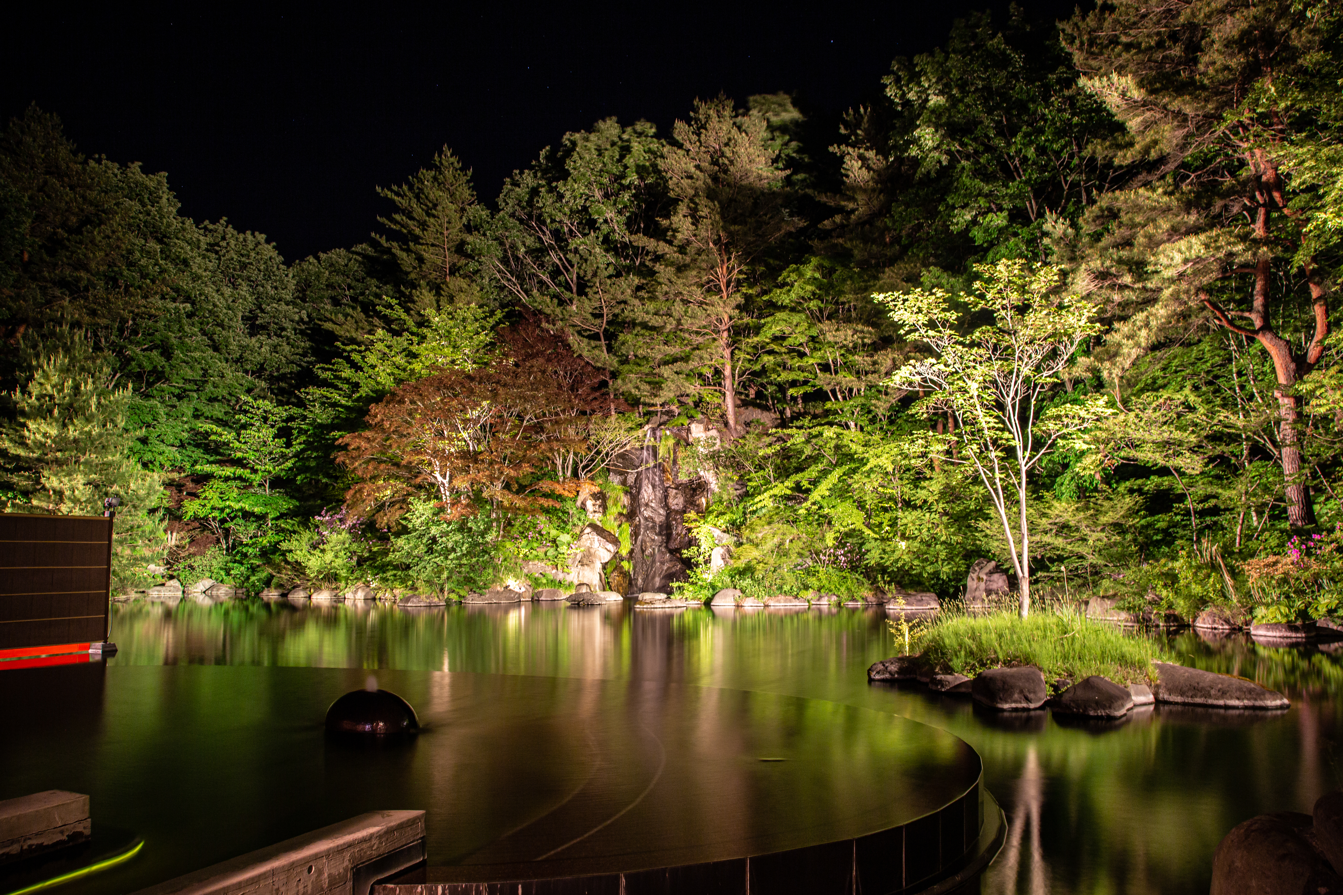 深淺錯落的樹林點綴出「浮湯」的夜色，有點神祕。