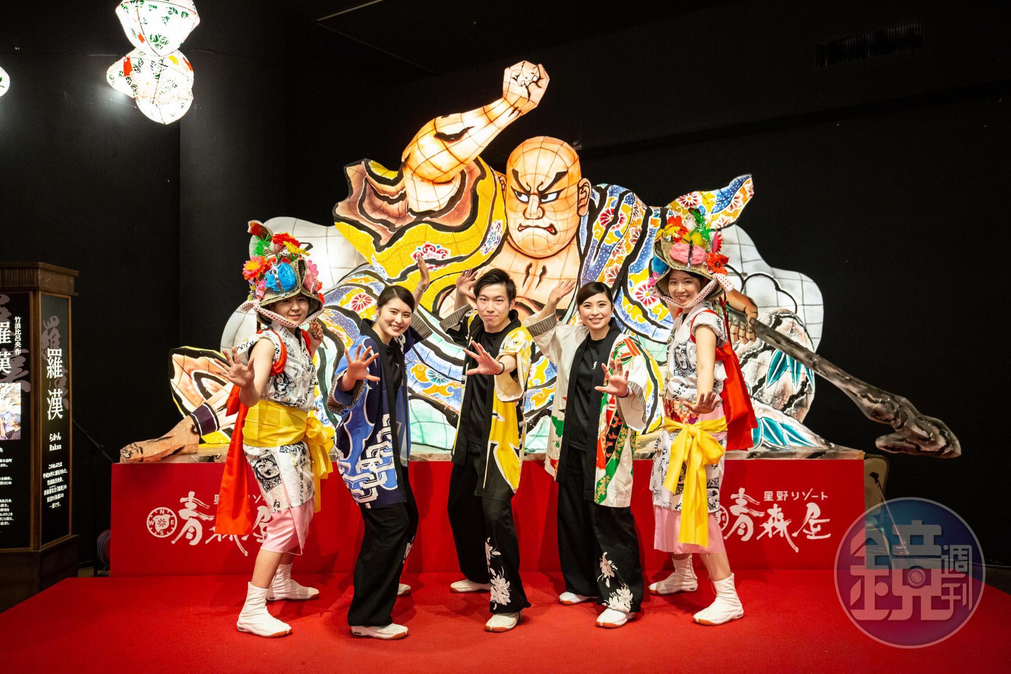 廣場每晚有免費的鐵鏟三味線、跳人表演。