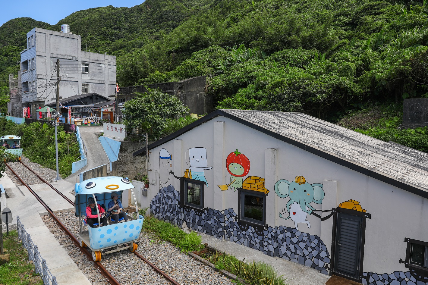 「深澳鐵道自行車」為全台唯一依山傍海的自行車鐵道。