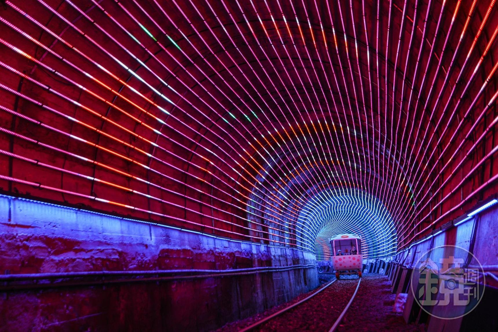 暑假夜間版的「深澳鐵道自行車」,隧道美麗光雕五光十色。