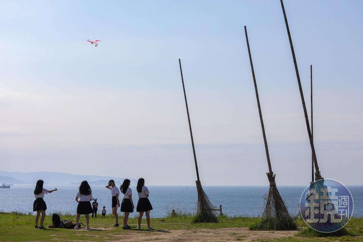 「潮境公園」的飛天掃帚,是遊客們最愛的拍照地標。