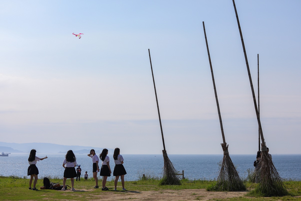 「潮境公園」的飛天掃帚，是遊客們最愛的拍照地標。