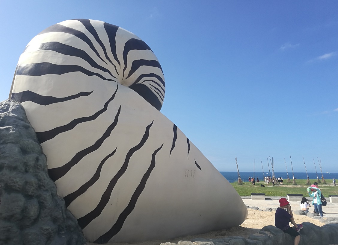 「潮境公園」內的大海螺，其實是小朋友最愛的溜滑梯。