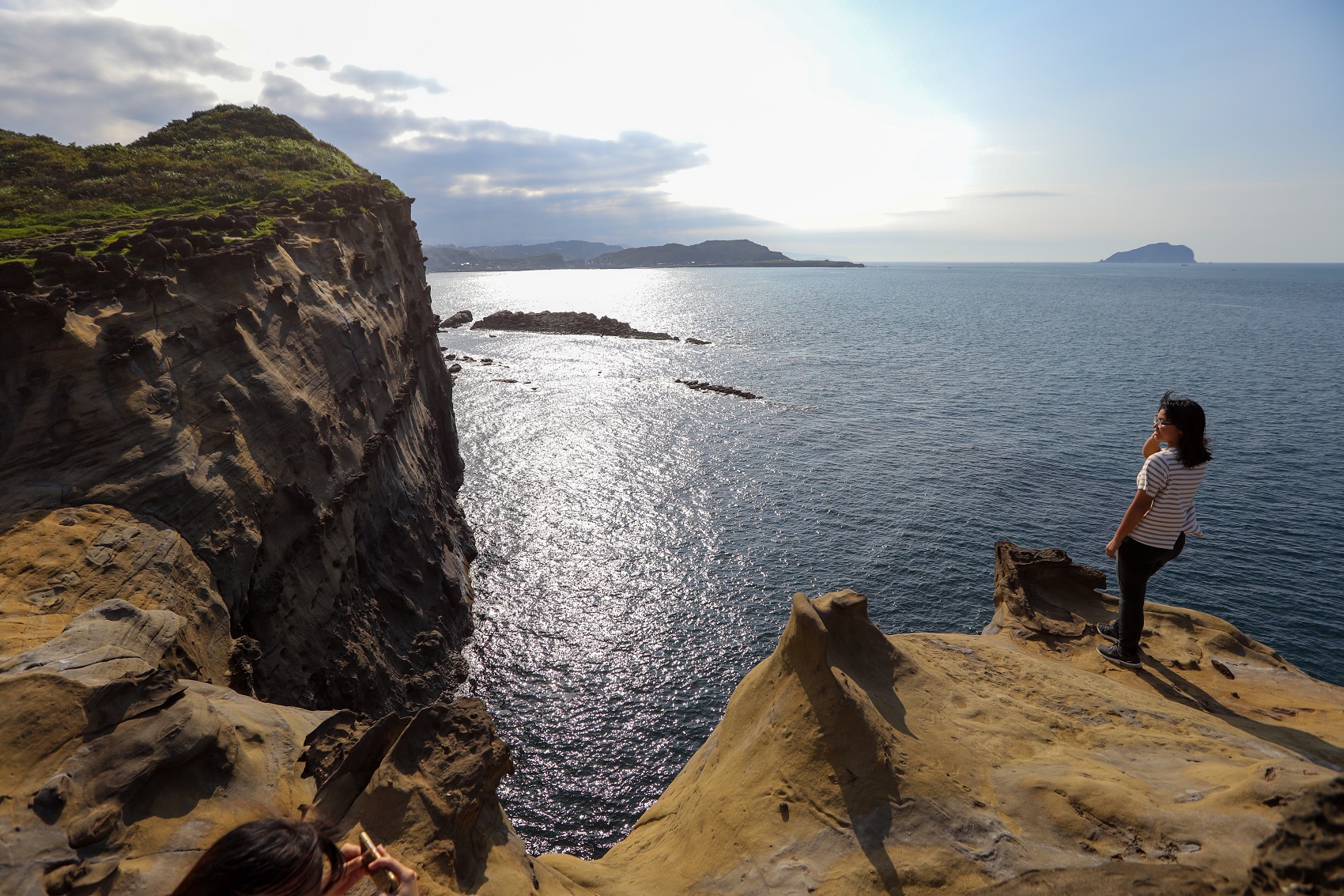 「象鼻岩景觀區」一旁即是懸崖峭壁，太靠近拍照具危險性。