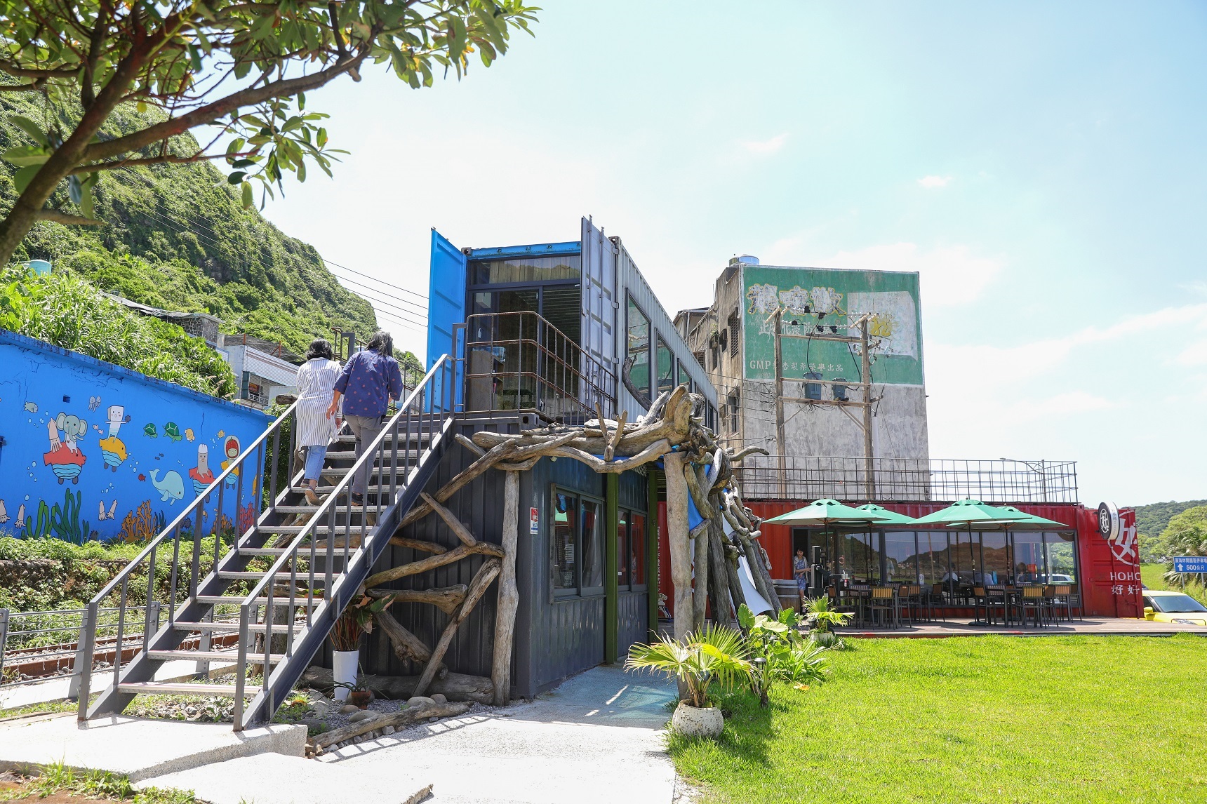 「好好基地」以3個大貨櫃打造成舒服的海景咖啡館。