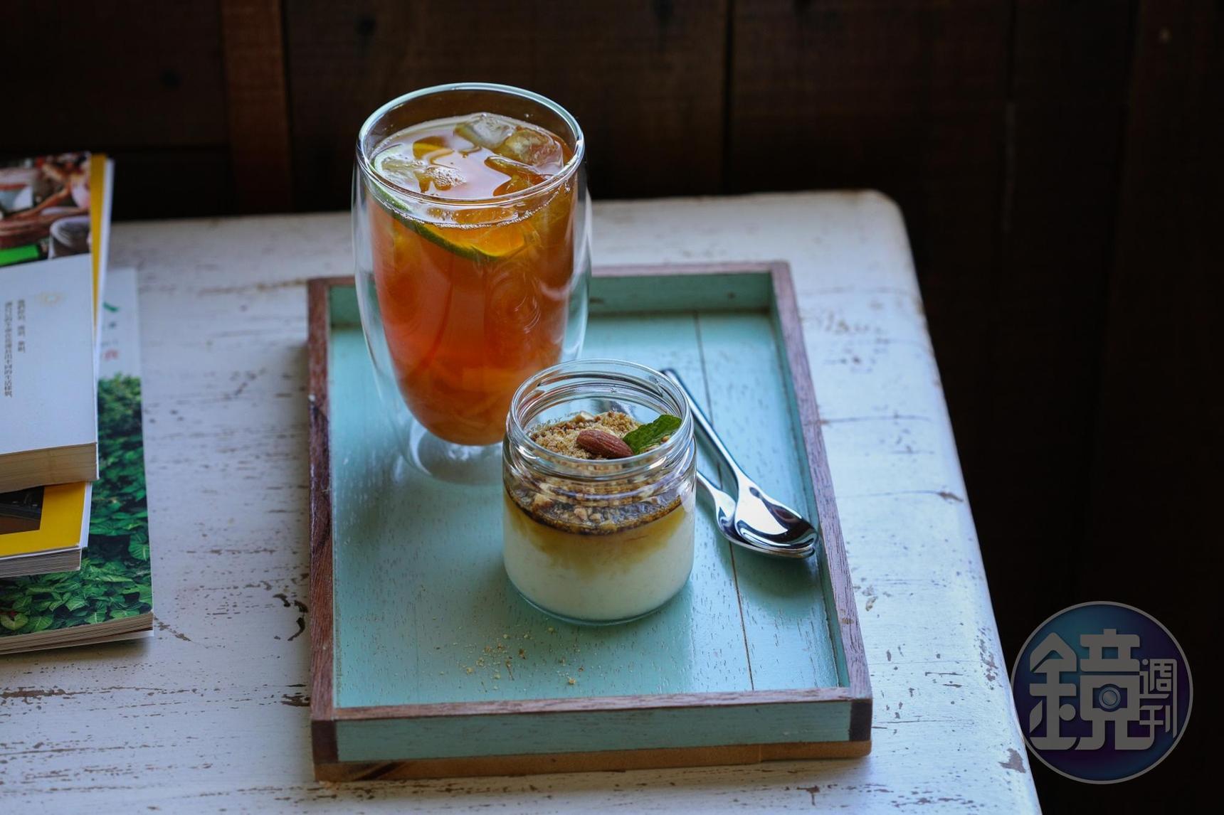 沁涼消暑的「鳳梨冰茶」（後，150元／杯）與自製美味米布丁（前，90元／份）。
