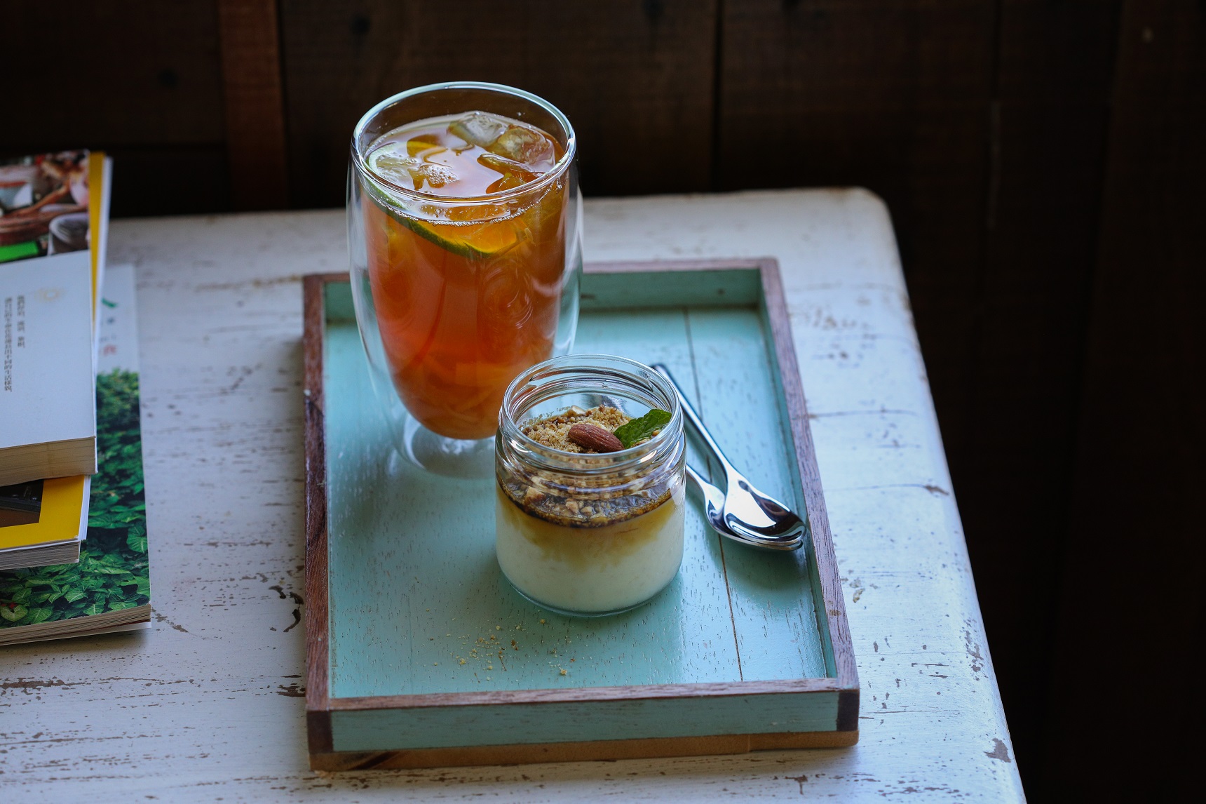 沁涼消暑的「鳳梨冰茶」（後，150元／杯）與自製美味米布丁（前，90元／份）。