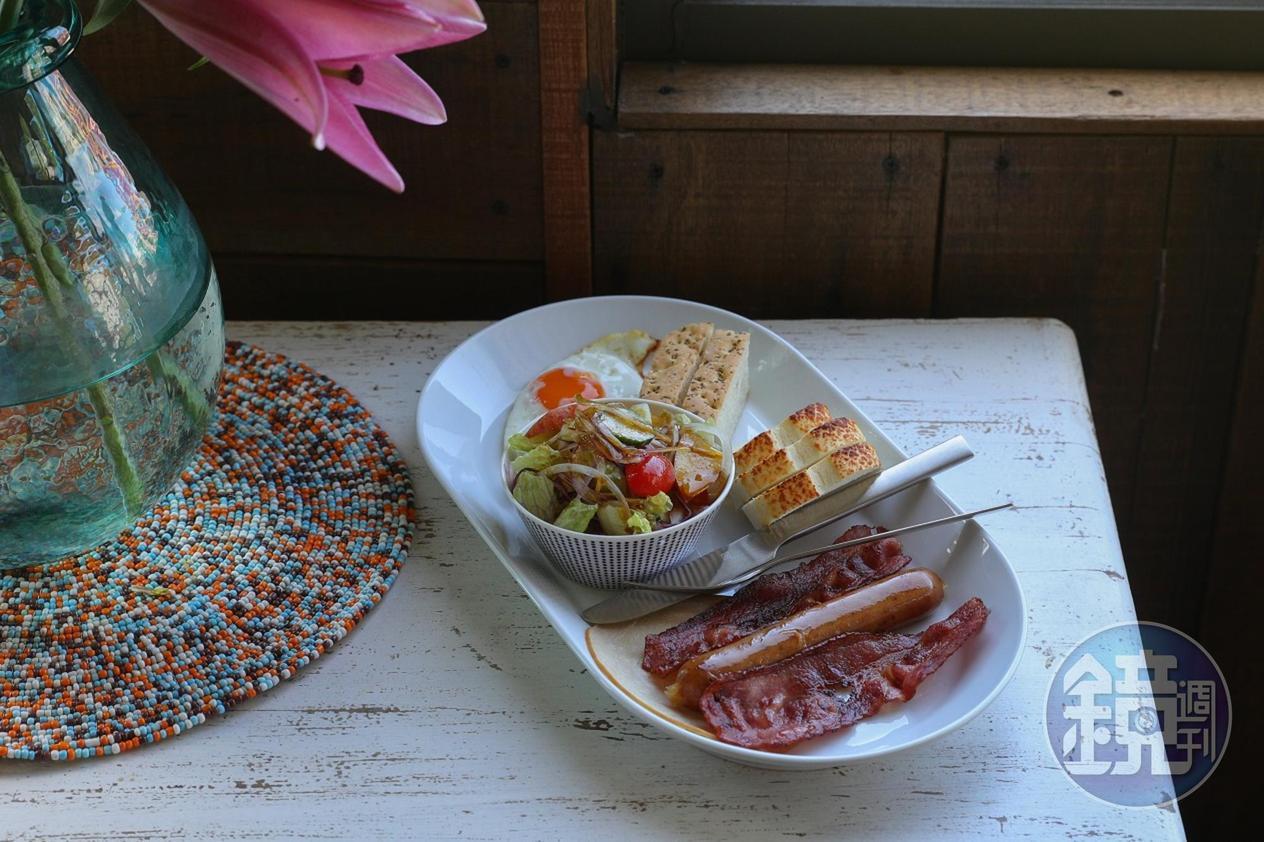 選用三款好吃麵包與鮮脆沙拉的「經典早午餐」。（280元／份）