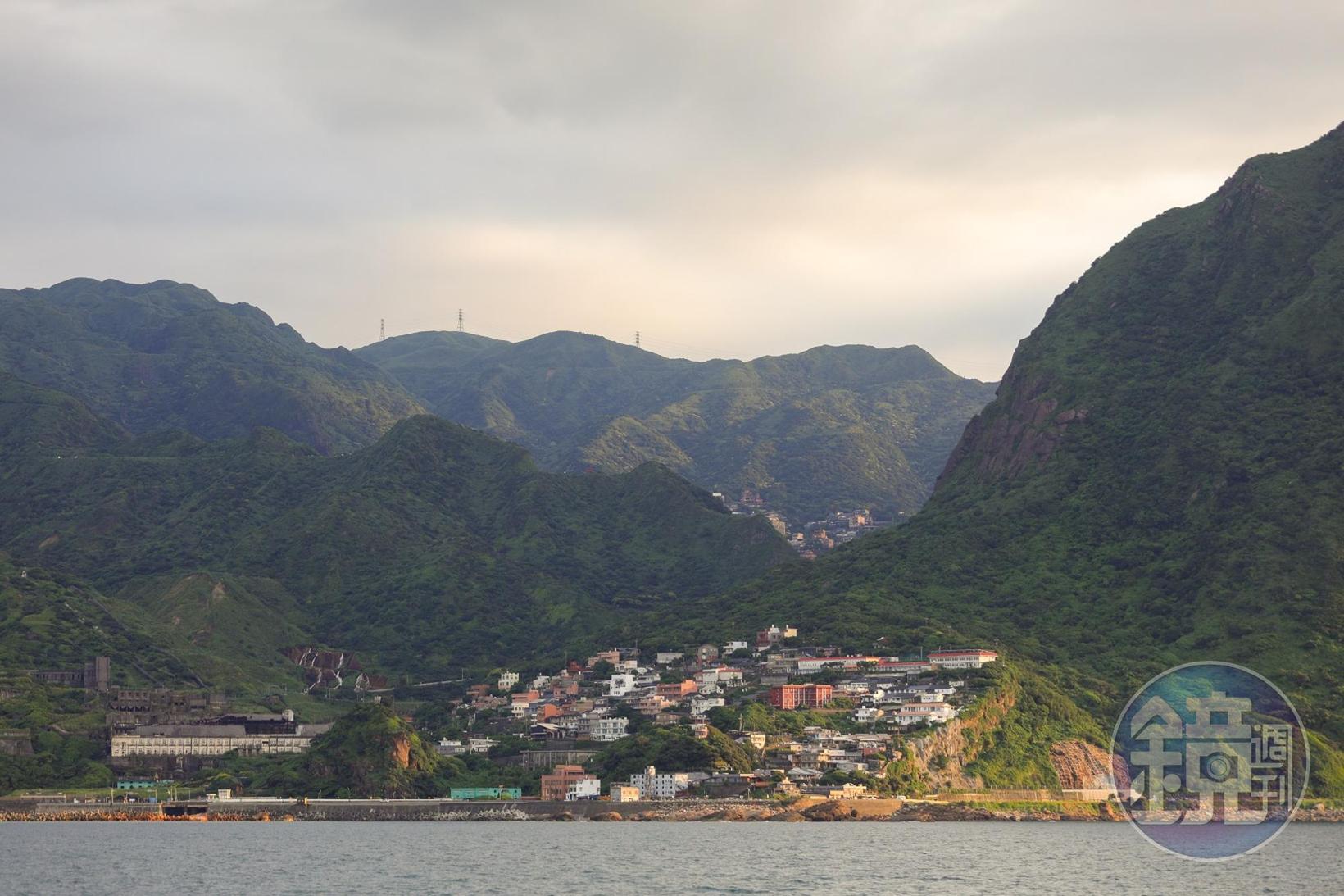 出海後，可以從海上遠眺金瓜石黃金瀑布及十三層遺址。