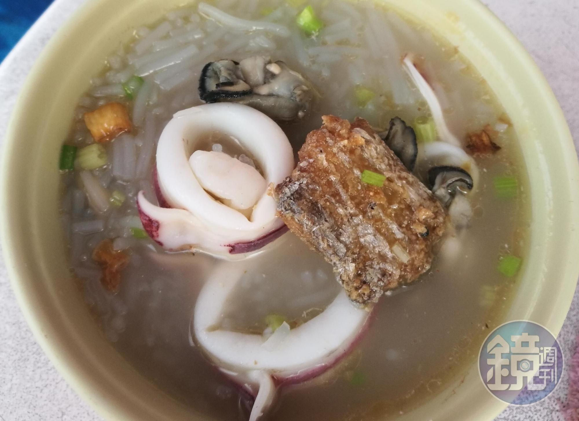船上提供的海鮮粥，餡料豐富、湯頭鮮甜。