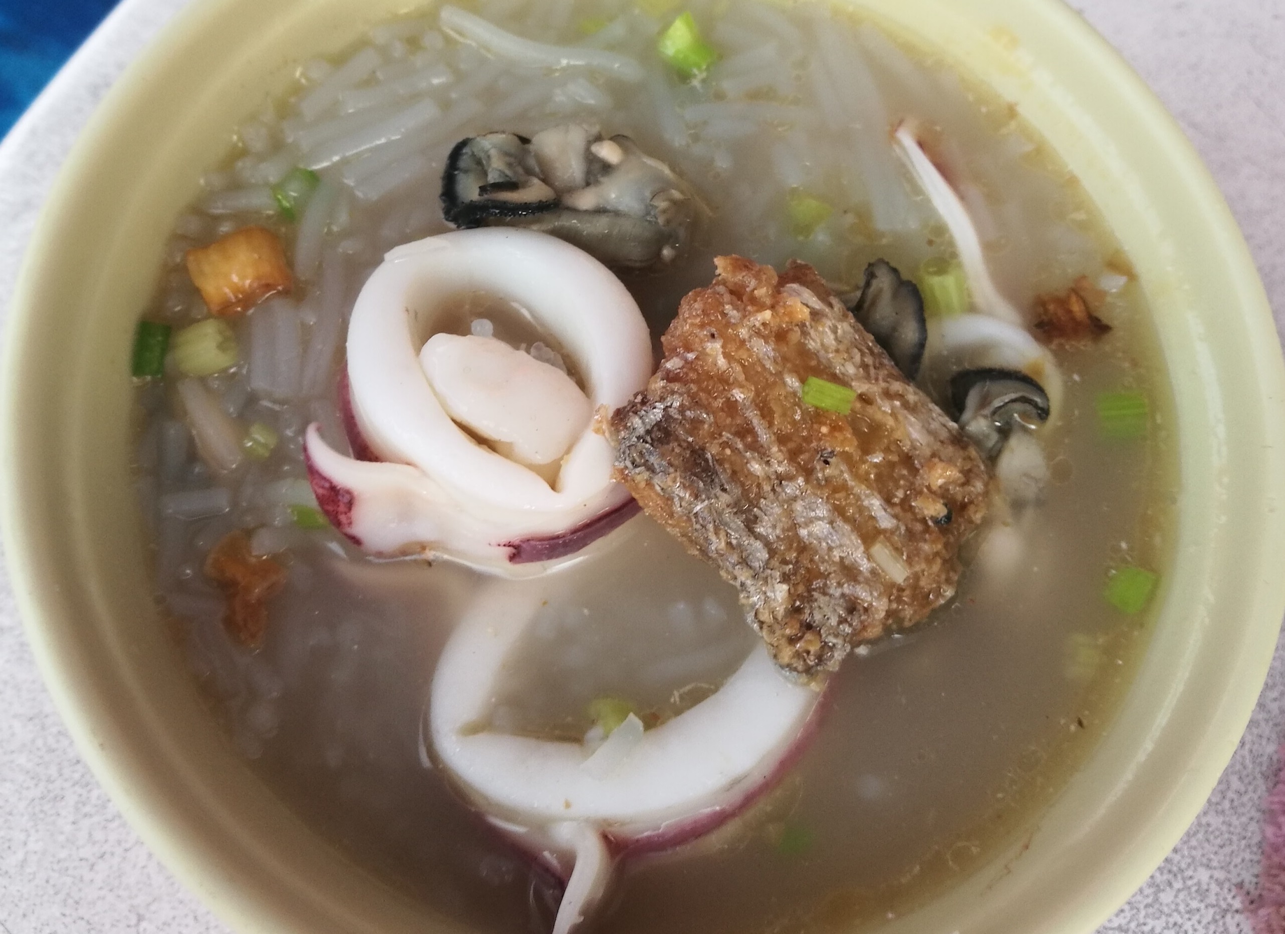 船上提供的海鮮粥,餡料豐富、湯頭鮮甜。