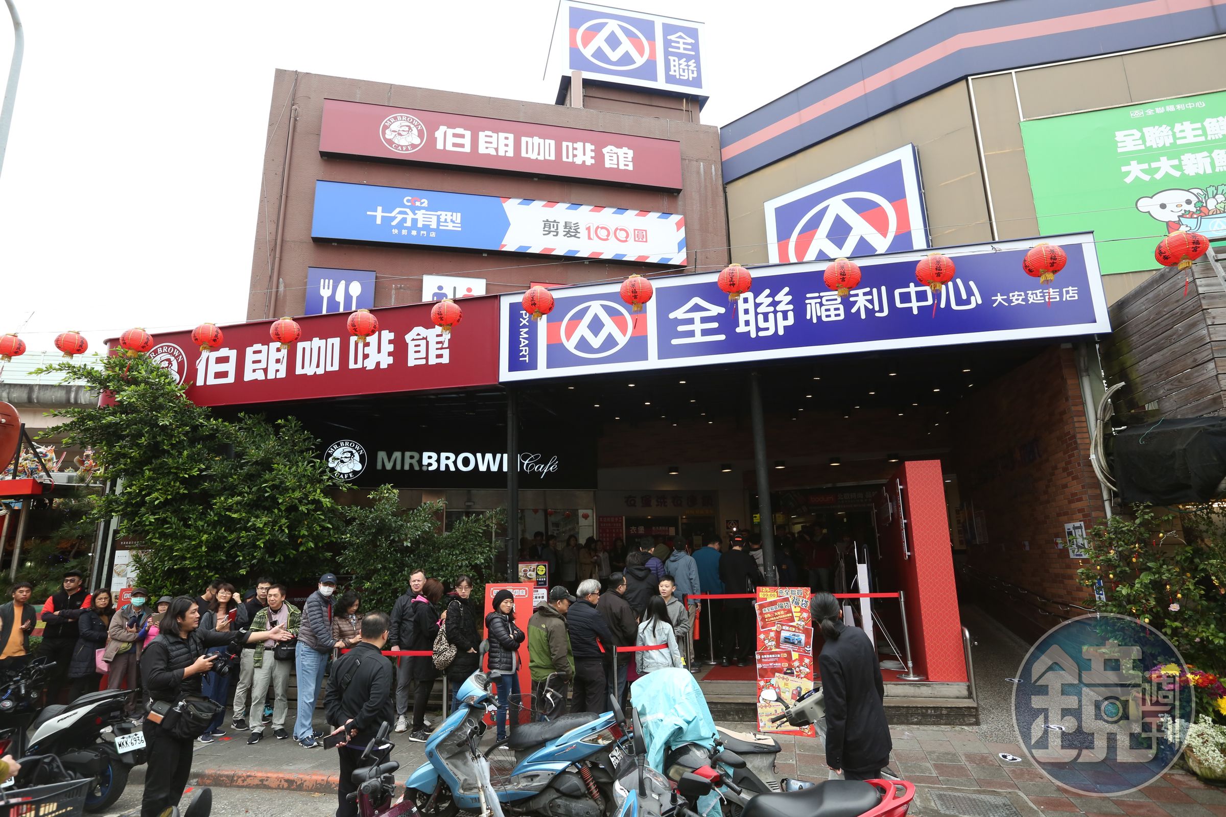 起初為了節省成本，林敏雄把全聯開在小巷弄、地下室。