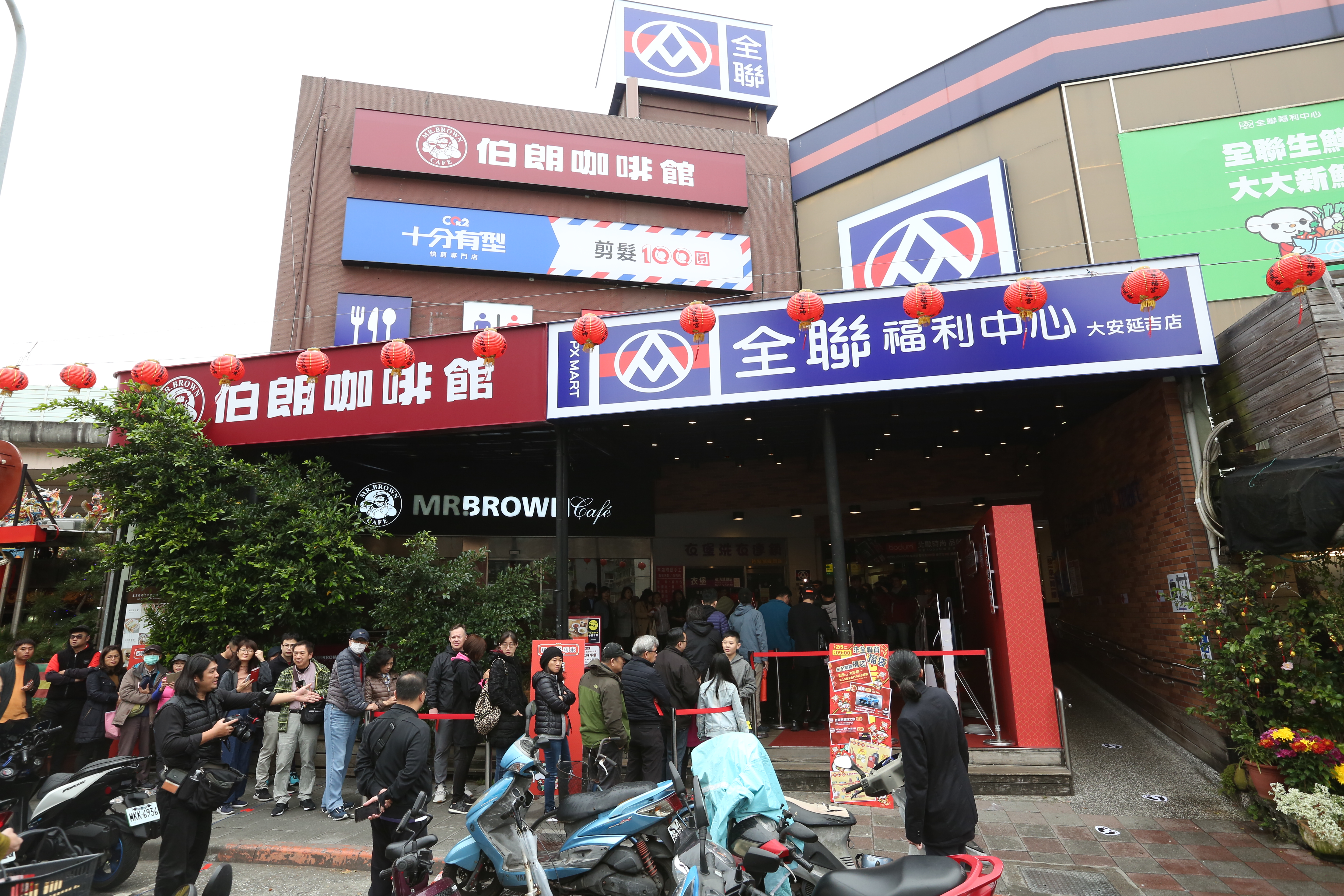 起初為了節省成本，林敏雄把全聯開在小巷弄、地下室。